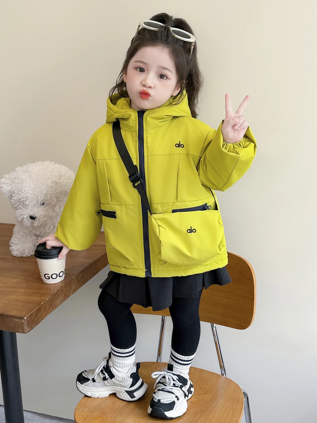 Модная зимняя куртка для девочек 2025 года: новая модная модель с капюшоном, на флисовой подкладке, хлопковая, теплая, ветрозащитная
Модная зимняя куртка для девочек 2025 года: новая модная модель с капюшоном, на флисовой подкладке, хлопковая, теплая, ветрозащитная