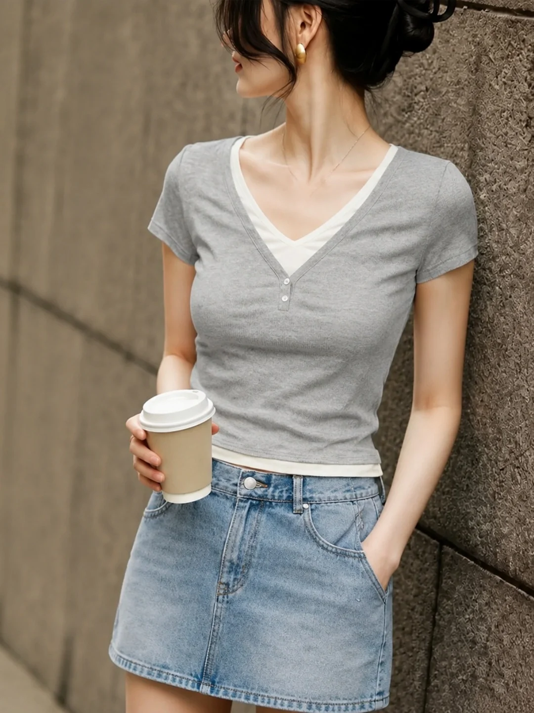Chic V-Neck Splice Short Sleeve T-Shirt Korean Style Slimming Versatile Summer Top Elegant Color Block Design Sensation Shirt
Chic V-Neck Splice Short Sleeve T-Shirt Korean Style Slimming Versatile Summer Top Elegant Color Block Design Sensation Shirt
