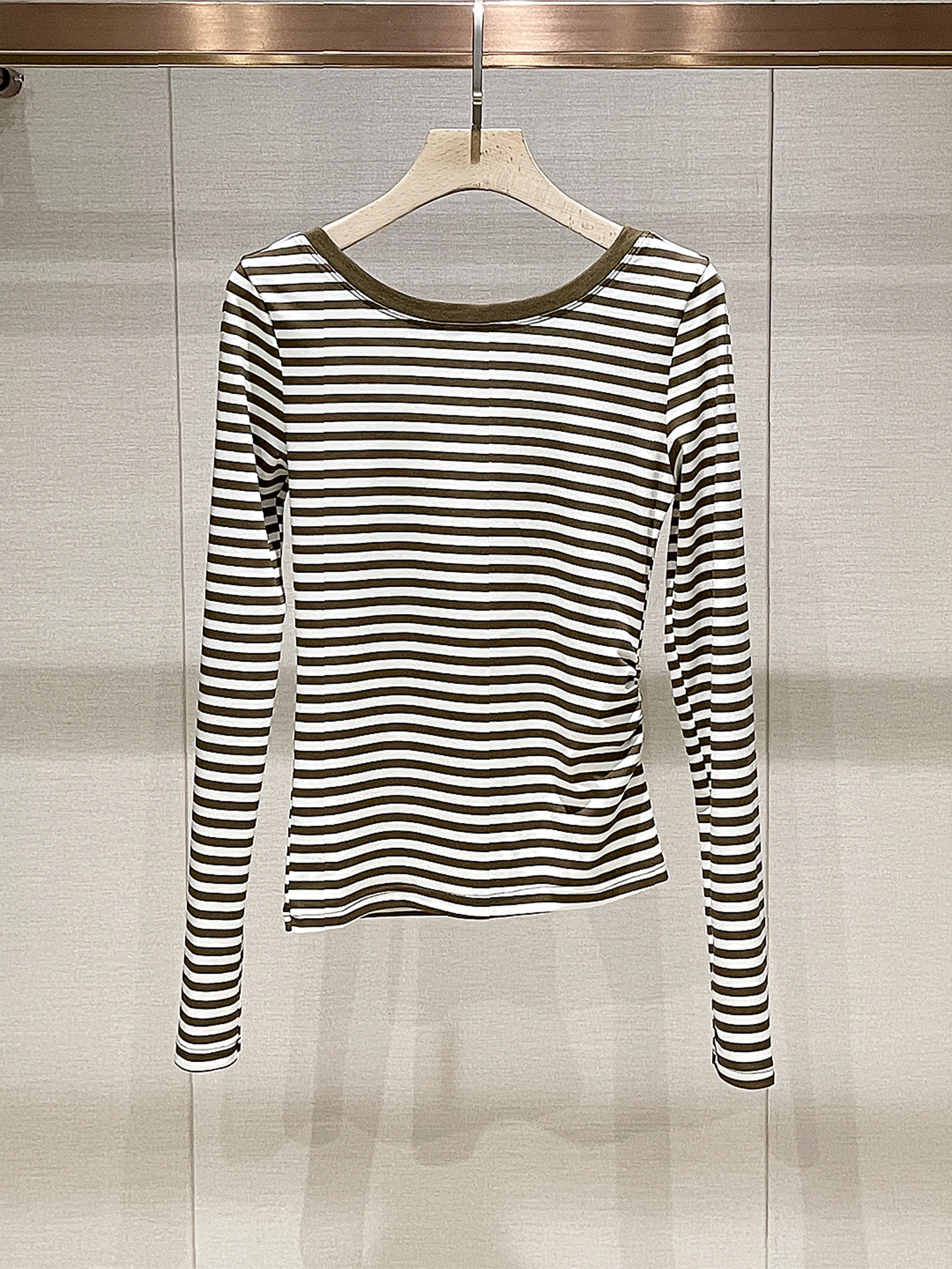 Весна 2026: Женская облегающая футболка в полоску, базовый топ, легкий, элегантный, сексуальный, с эффектом утяжки талии, люксовый, антивозрастной
Весна 2026: Женская облегающая футболка в полоску, базовый топ, легкий, элегантный, сексуальный, с эффектом утяжки талии, люксовый, антивозрастной