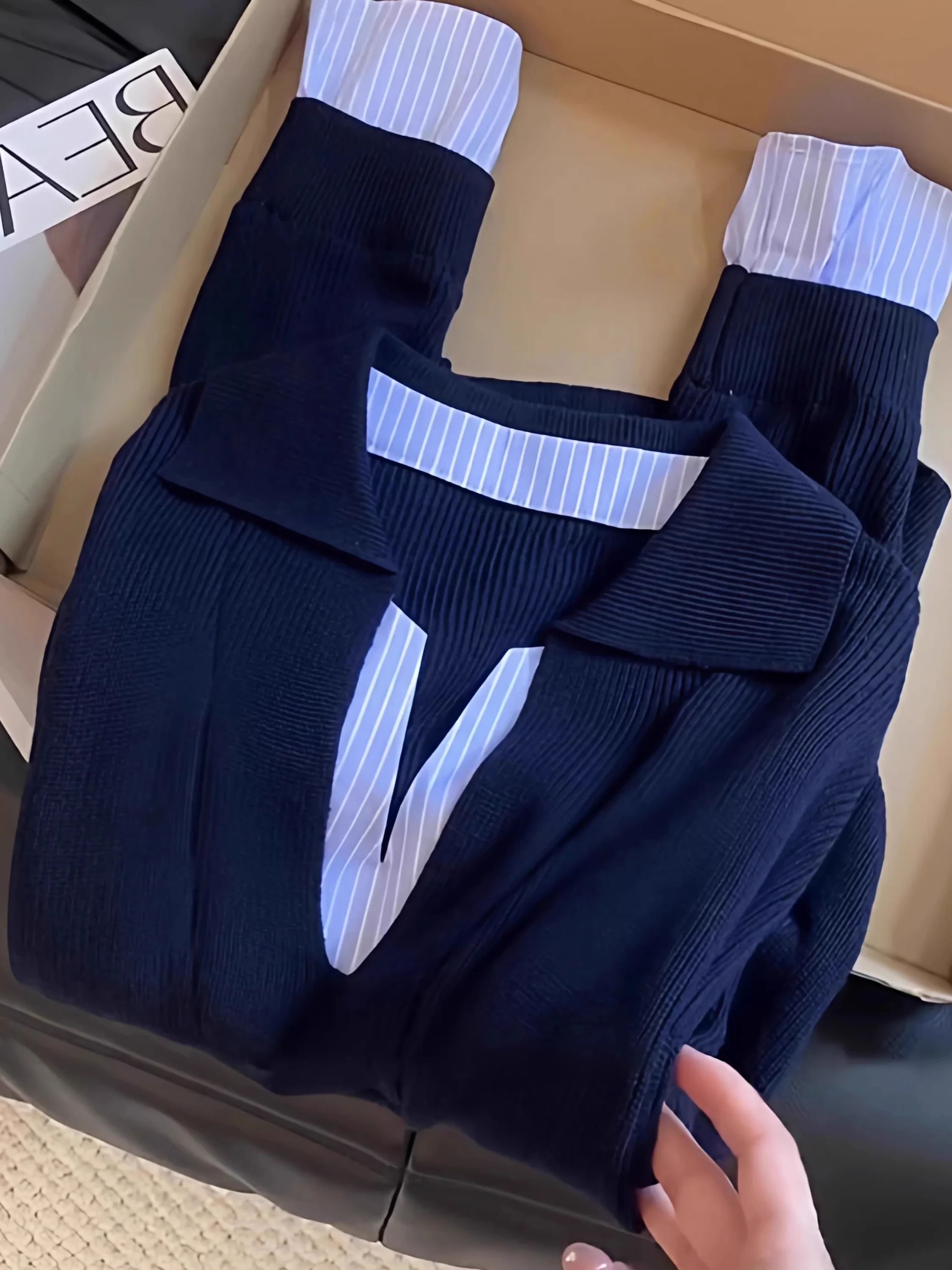 Women's V-ne Long Sve Striped Knitwear Design Sensation Color Blo Patchwork Early Autumn Slimming Faion Top
Women's V-ne Long Sve Striped Knitwear Design Sensation Color Blo Patchwork Early Autumn Slimming Faion Top