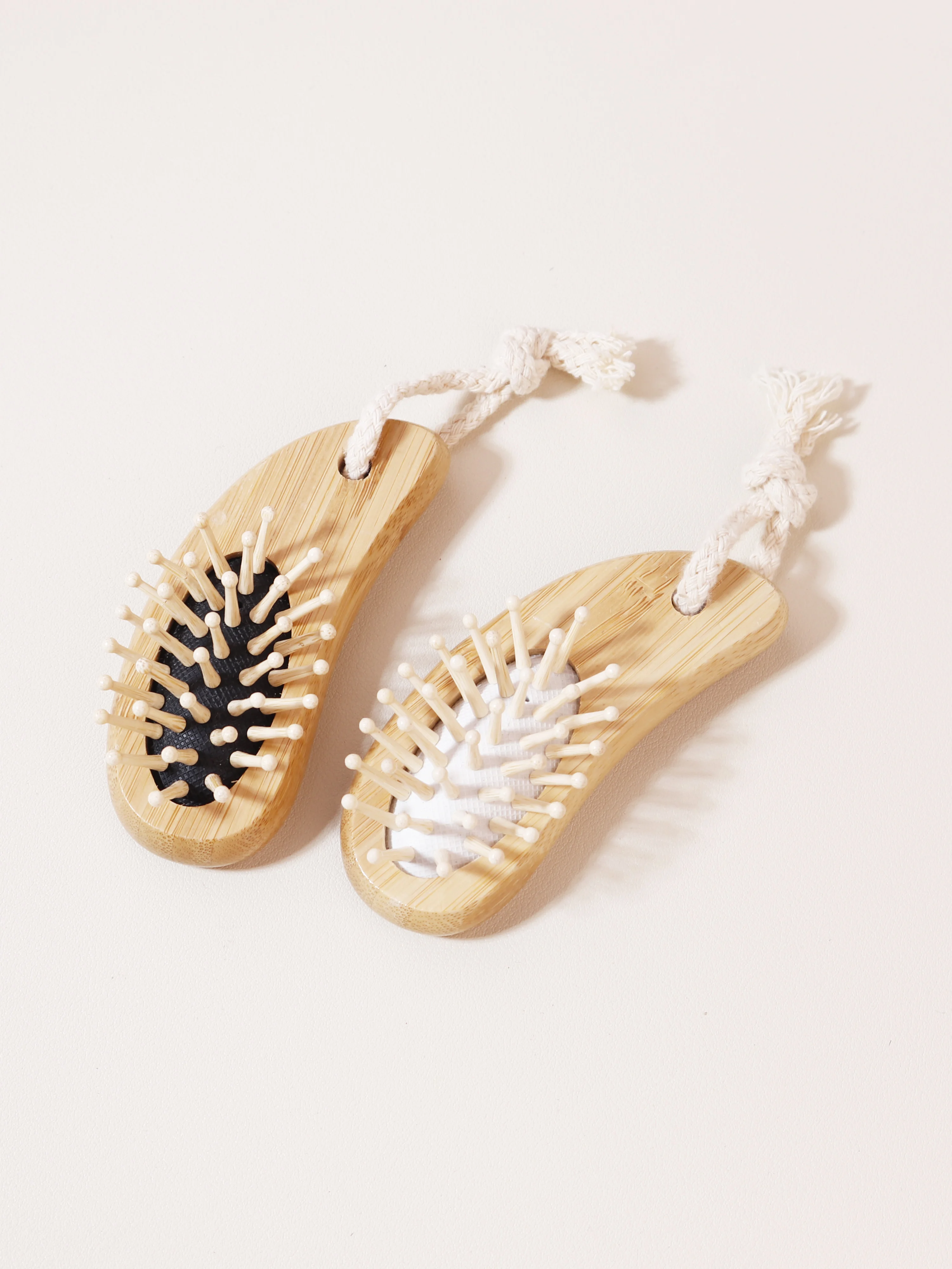 1PCS natural bamboo and wood air cushion comb, anti-static portable travel hair brush with rope scalp massage
1PCS natural bamboo and wood air cushion comb, anti-static portable travel hair brush with rope scalp massage