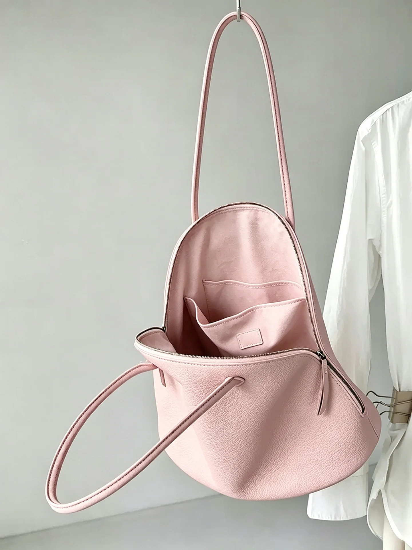 Pink Large Capacity Shoulder Bag Women's Handbag 2026 New Luxury Small Audience High-End Commuter Tote Bag
Pink Large Capacity Shoulder Bag Women's Handbag 2026 New Luxury Small Audience High-End Commuter Tote Bag