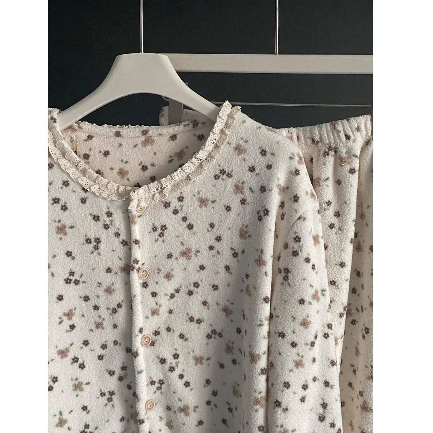 Thickened Coral Fleece Nightgown Women's Winter Home Clothes Set Floral Print Warm Home Leisure Long Sleeve round Neck Gown
Thickened Coral Fleece Nightgown Women's Winter Home Clothes Set Floral Print Warm Home Leisure Long Sleeve round Neck Gown