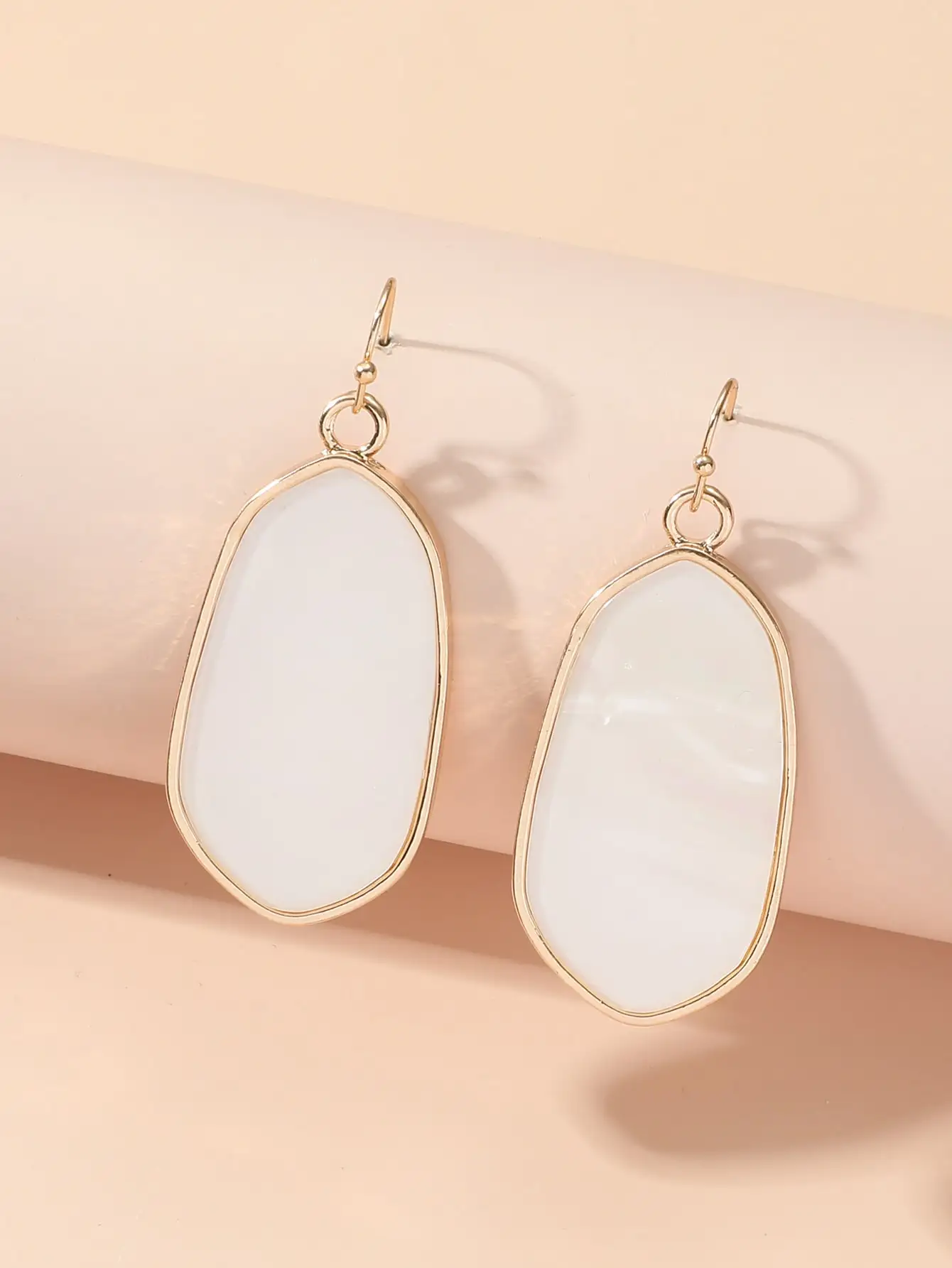 Elegant Geometric Drop Earrings with Gold Frame and White Resin Inlay for Women
Elegant Geometric Drop Earrings with Gold Frame and White Resin Inlay for Women