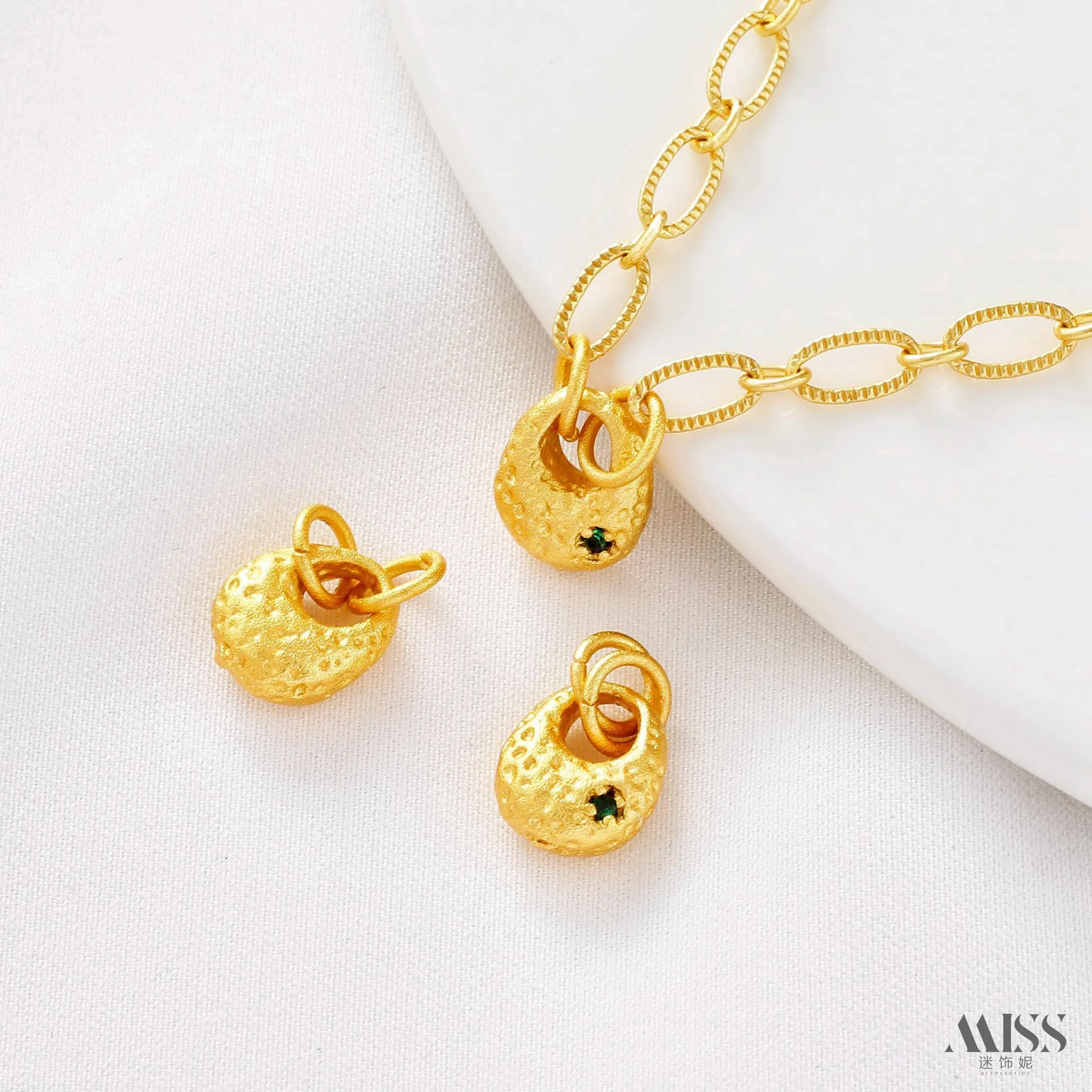 18K Gold Plated Matte Gold Hammered Lock Bag Purse Pendants DIY Bracelet Necklace Charms
18K Gold Plated Matte Gold Hammered Lock Bag Purse Pendants DIY Bracelet Necklace Charms