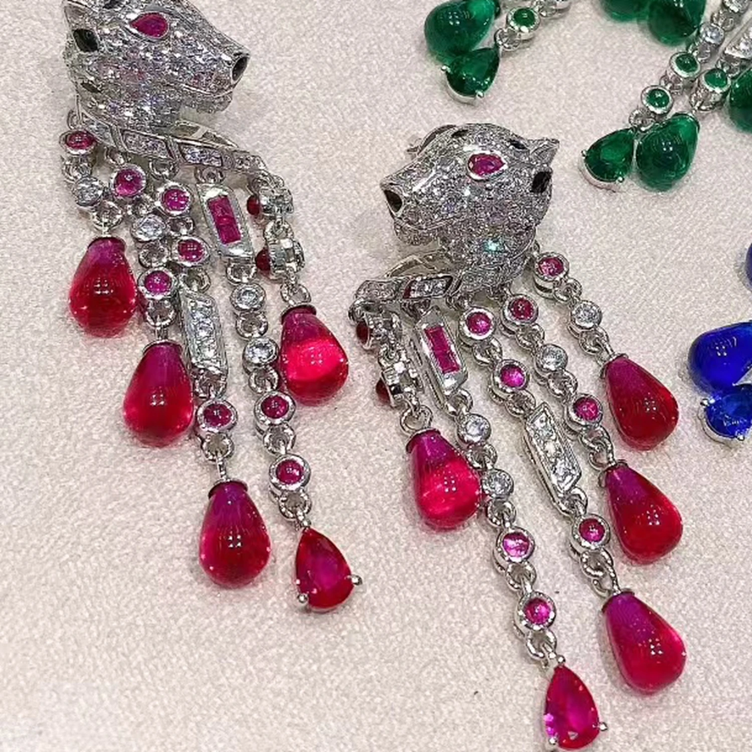 2025 Новый тренд, красный, зеленый, синий камень, черная пантера, леопардовые висячие серьги с кисточками, серебряные роскошные ювелирные изделия для женщин
2025 Новый тренд, красный, зеленый, синий камень, черная пантера, леопардовые висячие серьги с кисточками, серебряные роскошные ювелирные изделия для женщин