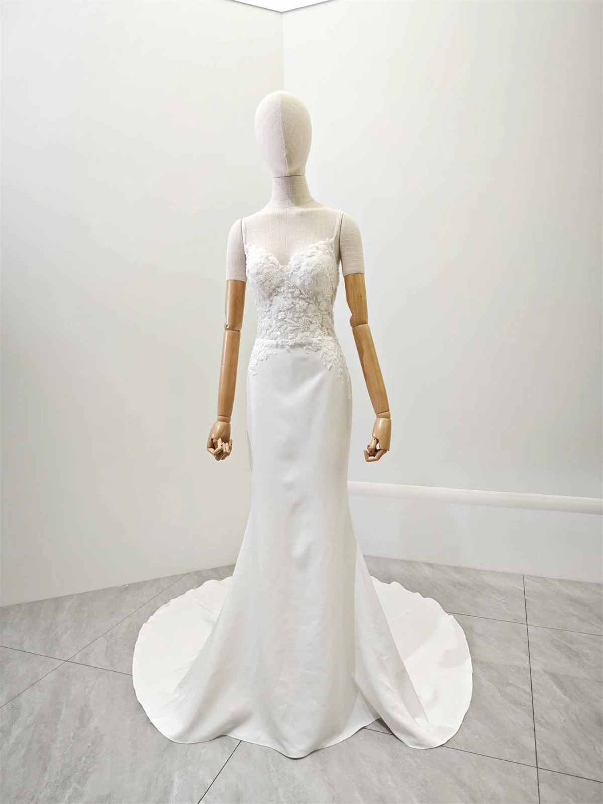 Spaghetti Straps Sweetheart Neckline Sexy Wedding Dress Beaded Lace Wedding Dress Bride's Satin Mermaid Wedding Dress With Small
Spaghetti Straps Sweetheart Neckline Sexy Wedding Dress Beaded Lace Wedding Dress Bride's Satin Mermaid Wedding Dress With Small