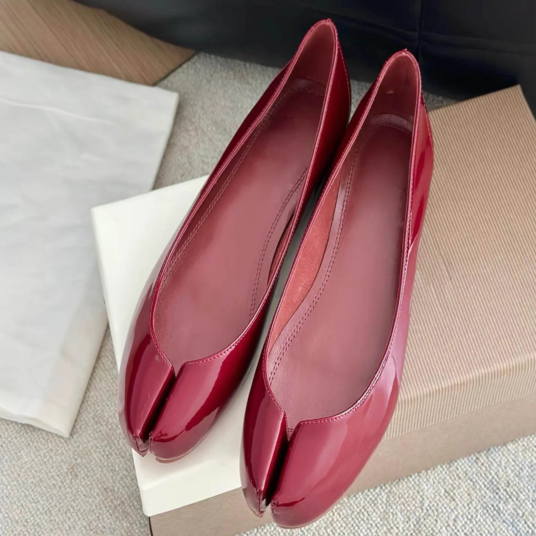 Summer Fashion Red Soled Designer Clip Toe Patent Leather Women's Sandals Ballet Dance Flat Shoes Comfortable Casual Sandals
Summer Fashion Red Soled Designer Clip Toe Patent Leather Women's Sandals Ballet Dance Flat Shoes Comfortable Casual Sandals