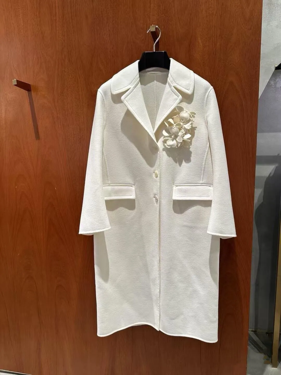2025 Autumn Winter Elegant Ladies White Woolen Overcoat Fashion Straight Three-dimensional Flower Wool Long Coat
2025 Autumn Winter Elegant Ladies White Woolen Overcoat Fashion Straight Three-dimensional Flower Wool Long Coat