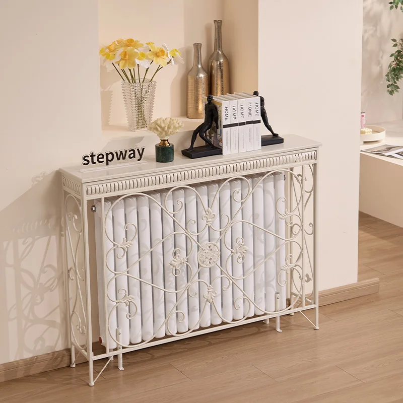 The entrance is opposite door, entrance is above table radiator,decorative shield is placed on the shelf 
The entrance is opposite door, entrance is above table radiator,decorative shield is placed on the shelf