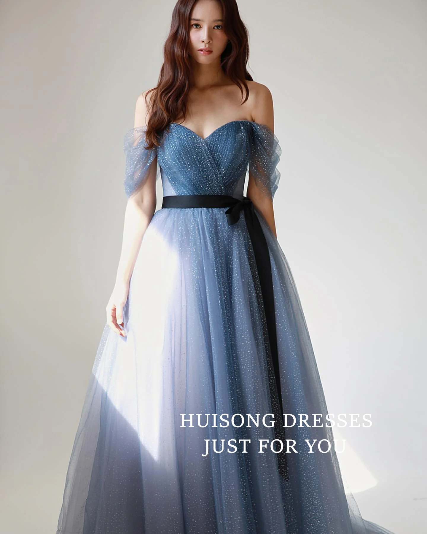 HUISONG Customized Blue Tulle Korean Wedding Dress Off the Shoulder A-Line Reception Bridal Dress Korea Wedding Photo Shoot Gown
HUISONG Customized Blue Tulle Korean Wedding Dress Off the Shoulder A-Line Reception Bridal Dress Korea Wedding Photo Shoot Gown