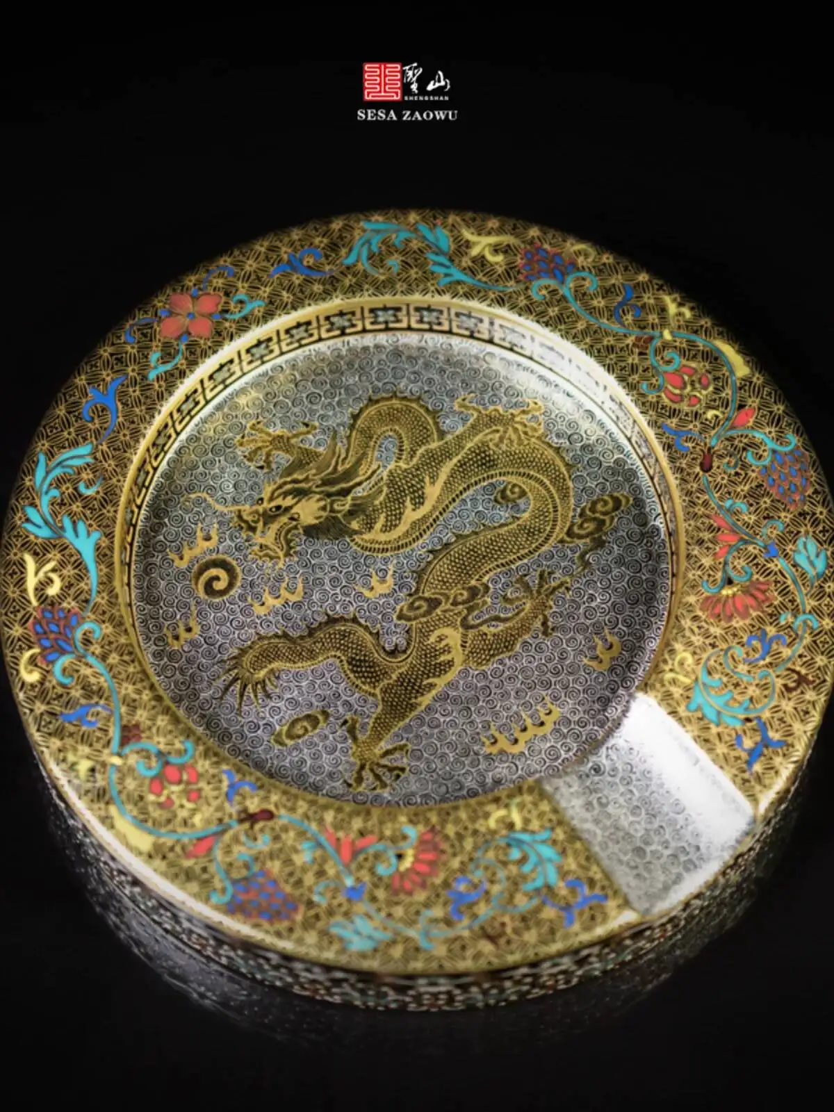 Holy Mountain Jingdezhen High-End Enamel Color Engraved Gold And Silver Dragon Pattern Ashtray Cigar Holder
Holy Mountain Jingdezhen High-End Enamel Color Engraved Gold And Silver Dragon Pattern Ashtray Cigar Holder