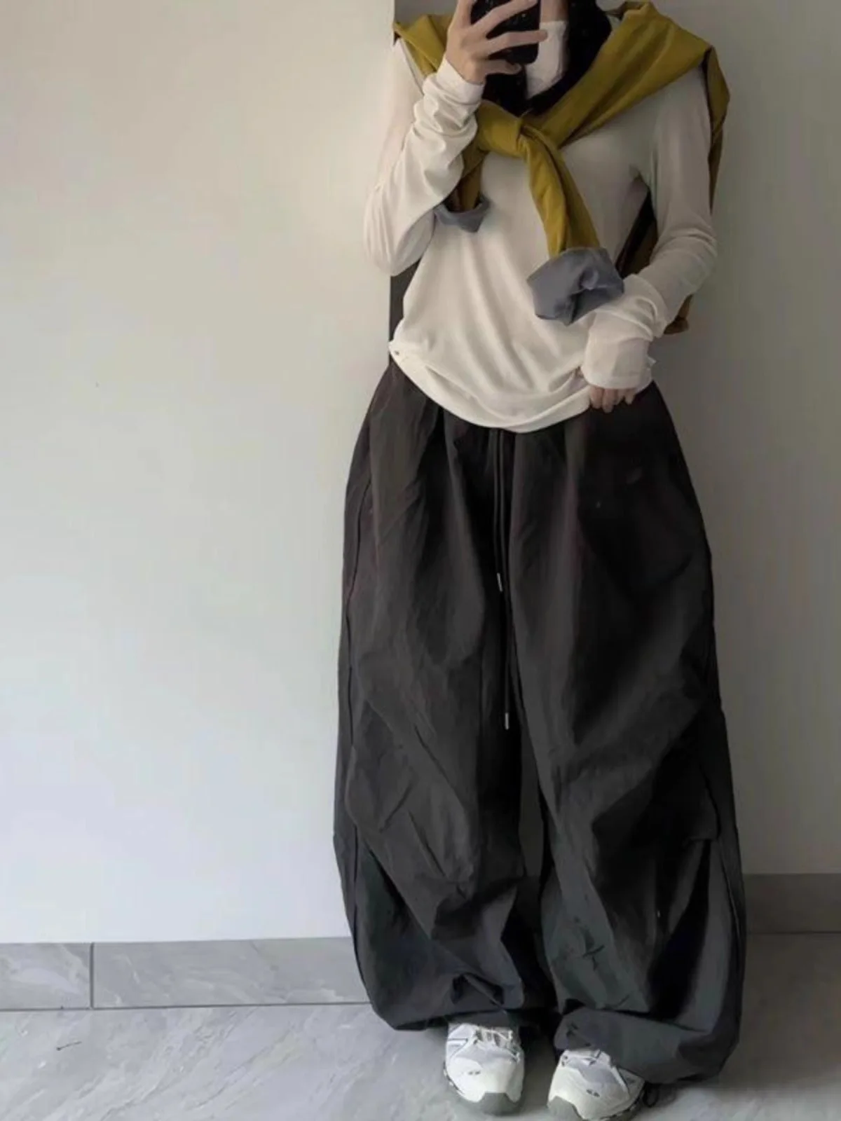 Широкие брюки большого размера, женские весенние нежные минималистичные облегающие брюки для колледжа, молодежные модальные плиссированные брюки с завязками, лоскутные пояса в стиле ретро
Широкие брюки большого размера, женские весенние нежные минималистичные облегающие брюки для колледжа, молодежные модальные плиссированные брюки с завязками, лоскутные пояса в стиле ретро