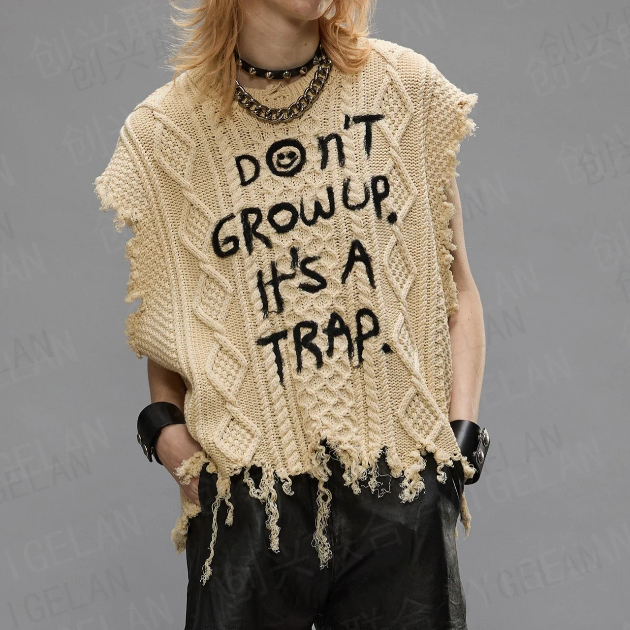 Personalized Letter Street Loose Sleeveless Tattered Tassel Diamond Grid Men's And Women's Knitted Sweater Vest 2024 New Tops
Personalized Letter Street Loose Sleeveless Tattered Tassel Diamond Grid Men's And Women's Knitted Sweater Vest 2024 New Tops