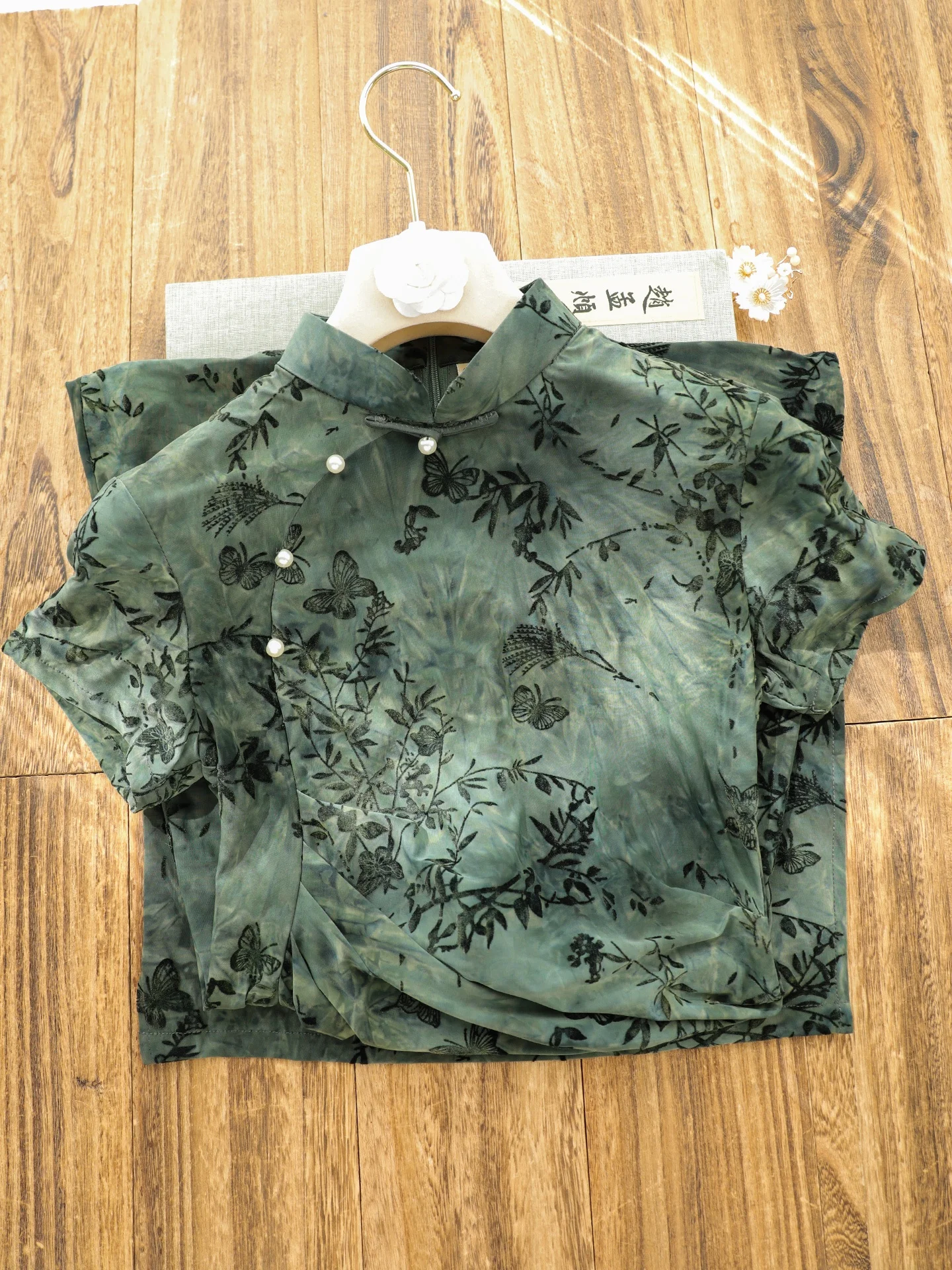 Elegant Young Women's Short Sleeve Qipao in Vintage Olive Green Color Breathable Long Dress Low Slit Daily Wear Chinese Style
Elegant Young Women's Short Sleeve Qipao in Vintage Olive Green Color Breathable Long Dress Low Slit Daily Wear Chinese Style