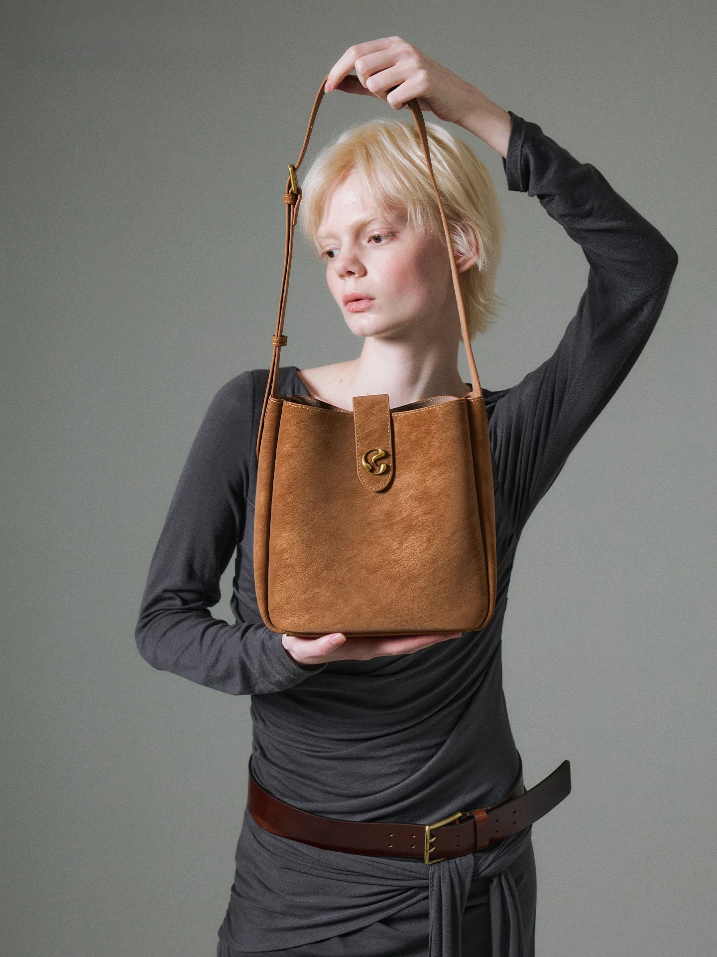 JACD Retro Bucket Bag Women's Fashionable Leather Shoulder Crossbody Bag 2026 New Style Artistic Tote Handbag Soft Zinc Alloy
JACD Retro Bucket Bag Women's Fashionable Leather Shoulder Crossbody Bag 2026 New Style Artistic Tote Handbag Soft Zinc Alloy