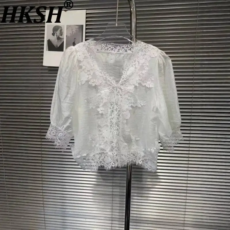 HKSH Women Shirt Sweet French Style Lace Patchwork V-Neck Loose White Blouse Solid Color Sheer Casual Tops Spring Summer HK24891
HKSH Women Shirt Sweet French Style Lace Patchwork V-Neck Loose White Blouse Solid Color Sheer Casual Tops Spring Summer HK24891