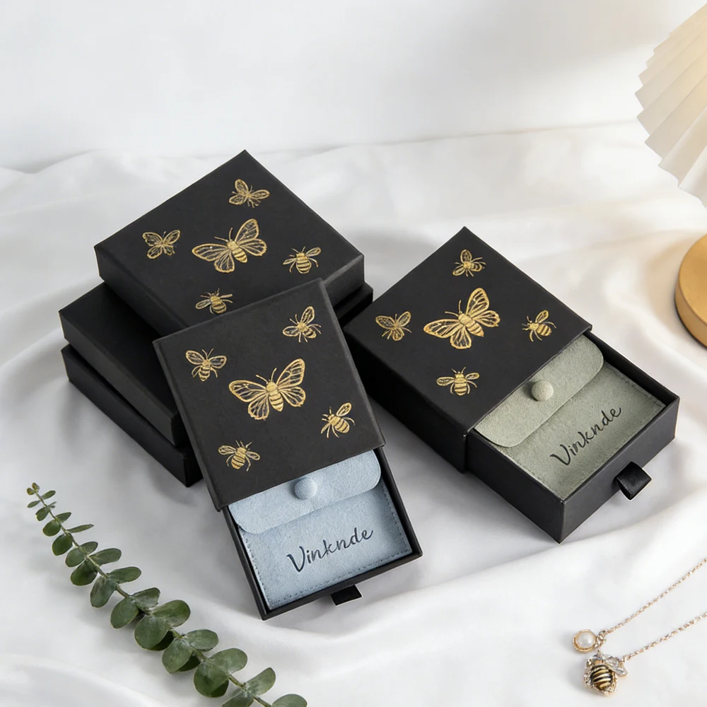 50 шт. черных бумажных коробок для хранения украшений 8x8x2,5 см с микрофибровым мешочком 7x7 см на кнопке, с возможностью нанесения логотипа, дорожный органайзер, футляр для серег
50 шт. черных бумажных коробок для хранения украшений 8x8x2,5 см с микрофибровым мешочком 7x7 см на кнопке, с возможностью нанесения логотипа, дорожный органайзер, футляр для серег