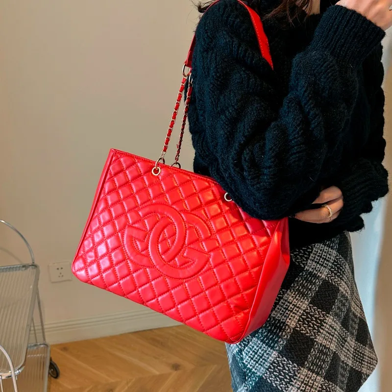 Versatile Crossbody Bag for Travel Office Daily Use Faux Suede Material Compact Design Multiple Pockets
Versatile Crossbody Bag for Travel Office Daily Use Faux Suede Material Compact Design Multiple Pockets