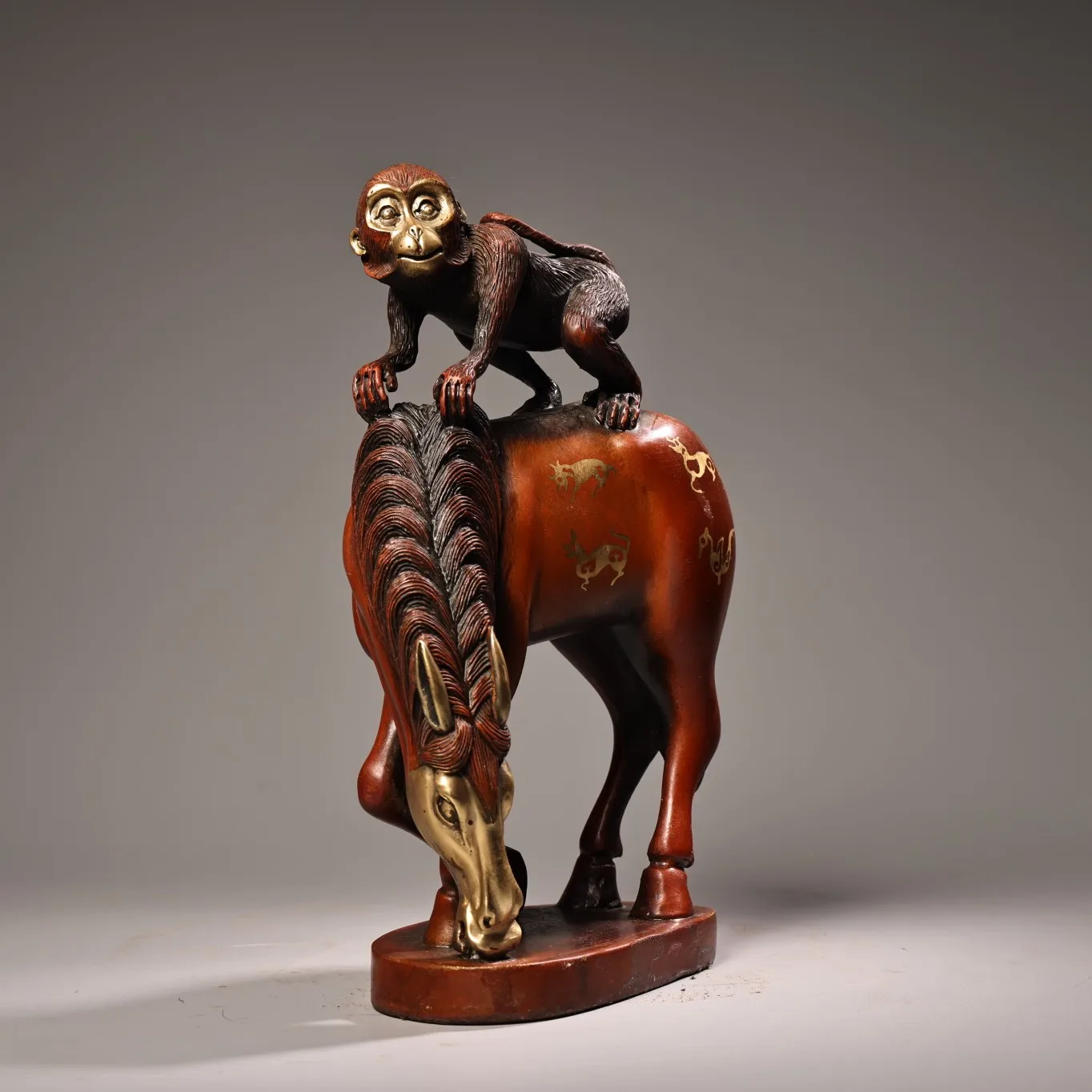 9"Tibetan Temple Collection Old Bronze Gilded High Relief Monkey Riding Horse Statue Immediately enfeoffment Ornaments
9"Tibetan Temple Collection Old Bronze Gilded High Relief Monkey Riding Horse Statue Immediately enfeoffment Ornaments