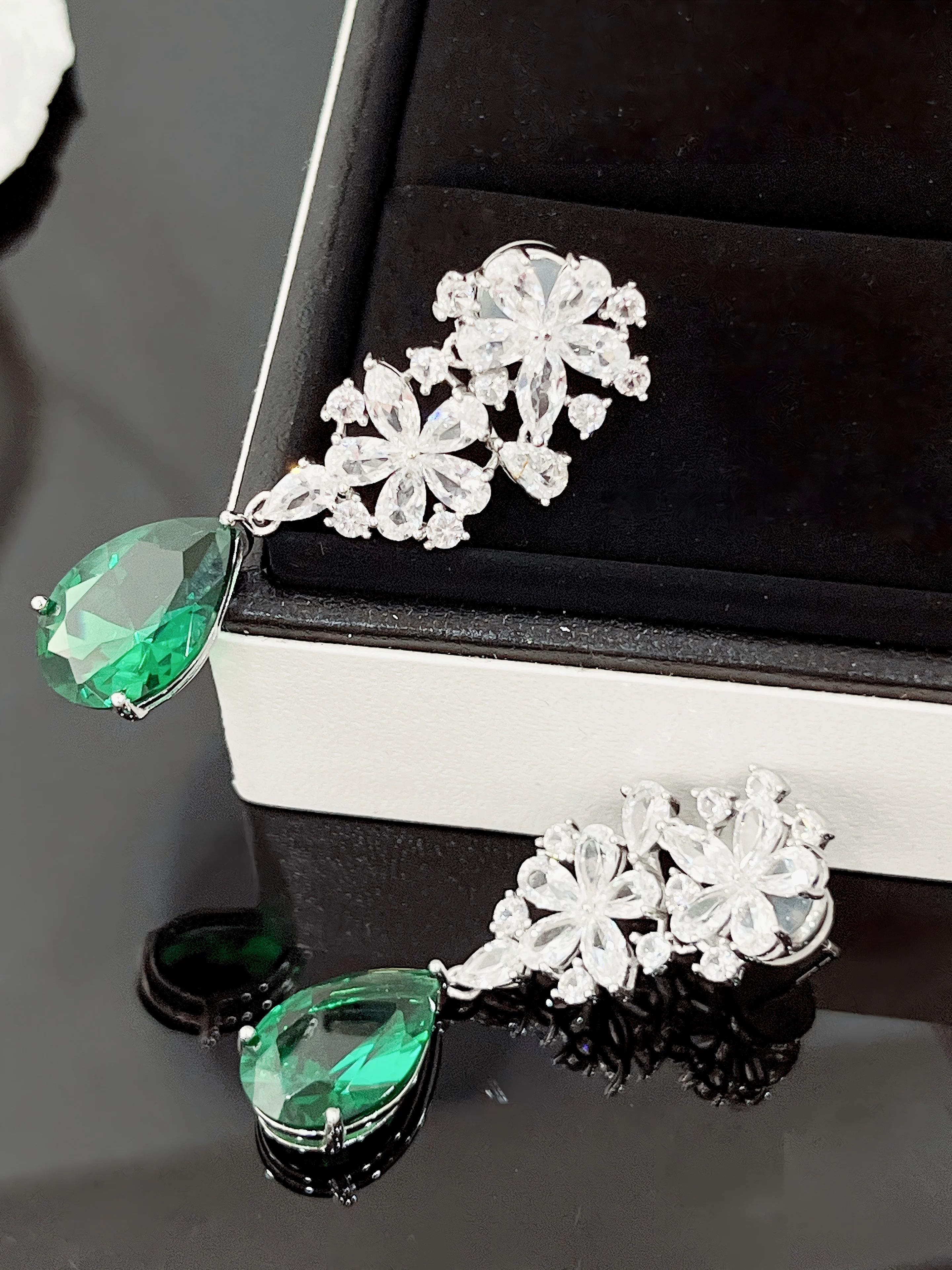 Cross-border silver earrings emerald zirconium senior sense of light luxury niche noble temperament versatile fashion jewelry
Cross-border silver earrings emerald zirconium senior sense of light luxury niche noble temperament versatile fashion jewelry