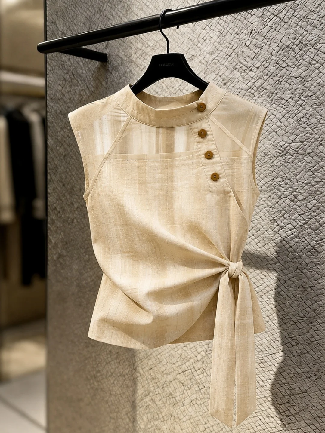 Elegant Summer Commute Sleeveless Stand Collar Shirt Waist Cinching Design Korean Style Straight Cut Silk Top for Young Women
Elegant Summer Commute Sleeveless Stand Collar Shirt Waist Cinching Design Korean Style Straight Cut Silk Top for Young Women