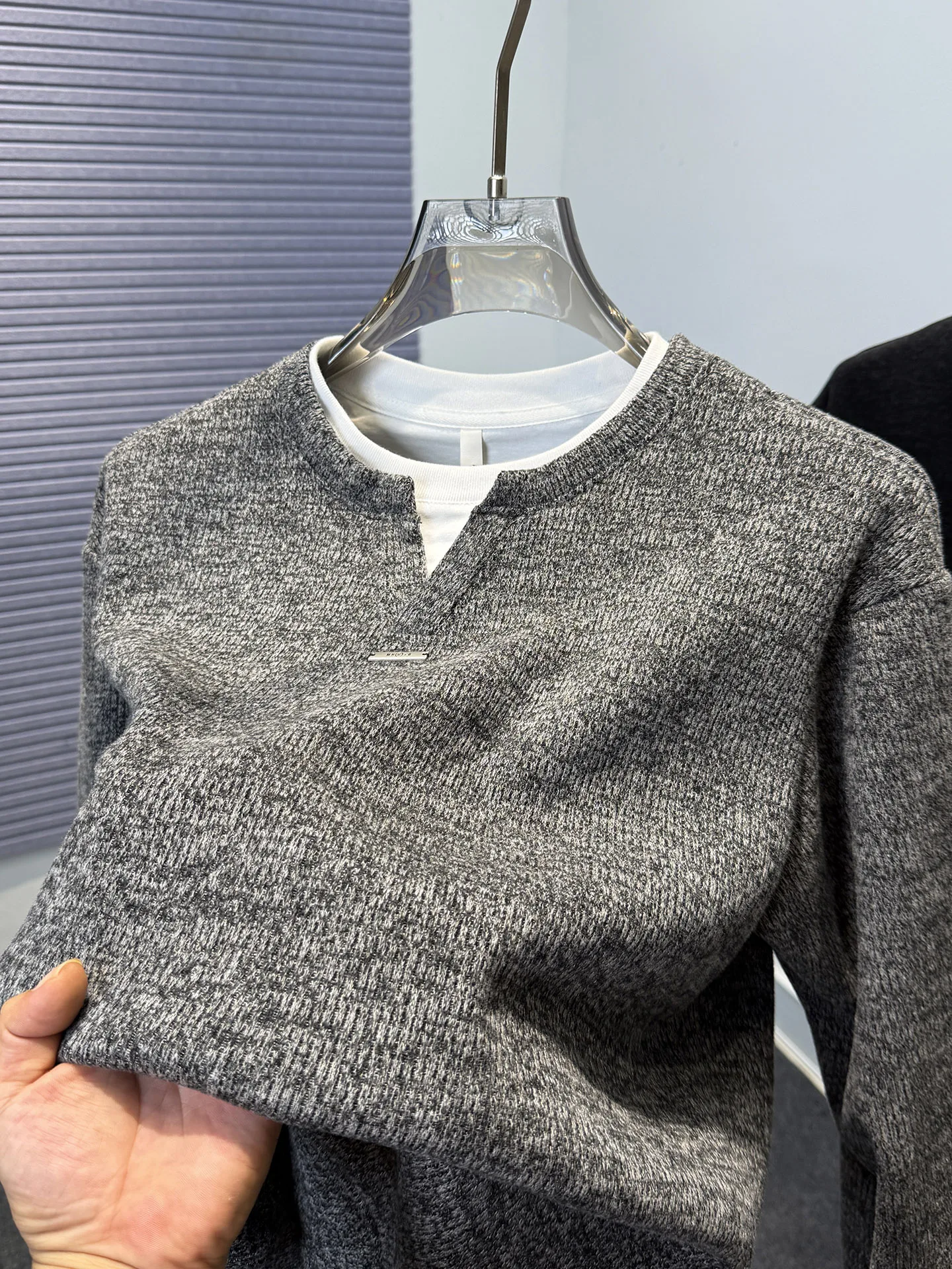 Мужской вязаный свитер с двойным воротником и флисовой подкладкой, имитация двухслойной толстовки, повседневный, приталенный крой, смесь полиэстера
Мужской вязаный свитер с двойным воротником и флисовой подкладкой, имитация двухслойной толстовки, повседневный, приталенный крой, смесь полиэстера