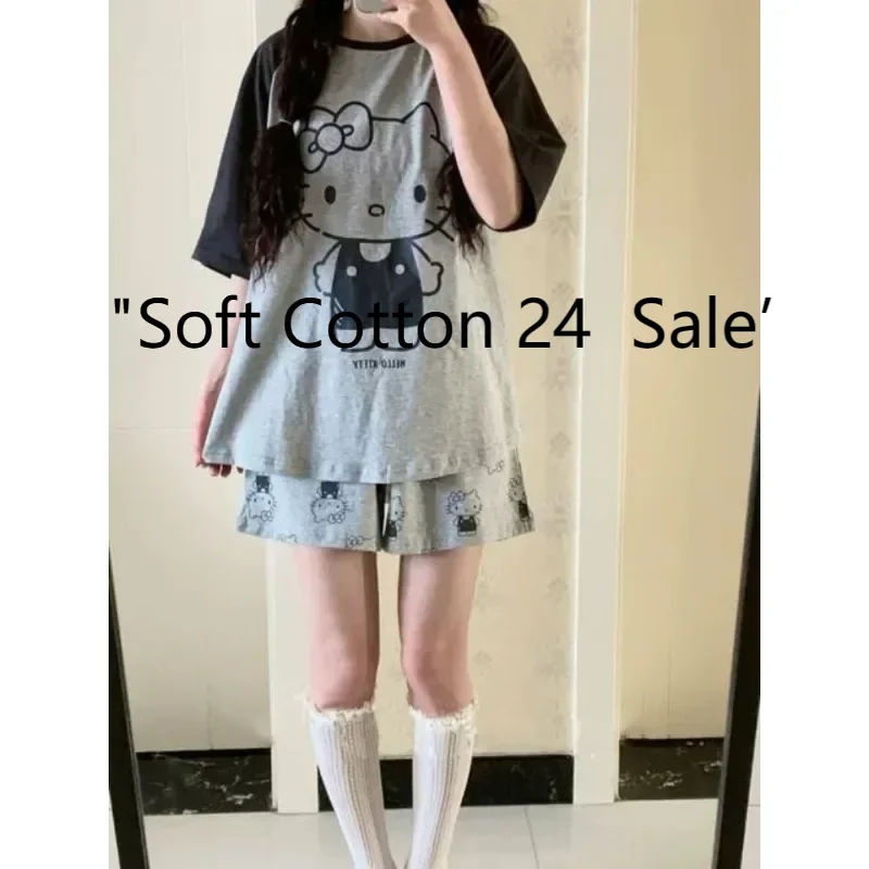 Summer new gray cute sweet cartoon Hello Kitty printed pajamas women's short-sleeved shorts loungewear two-piece set
Summer new gray cute sweet cartoon Hello Kitty printed pajamas women's short-sleeved shorts loungewear two-piece set