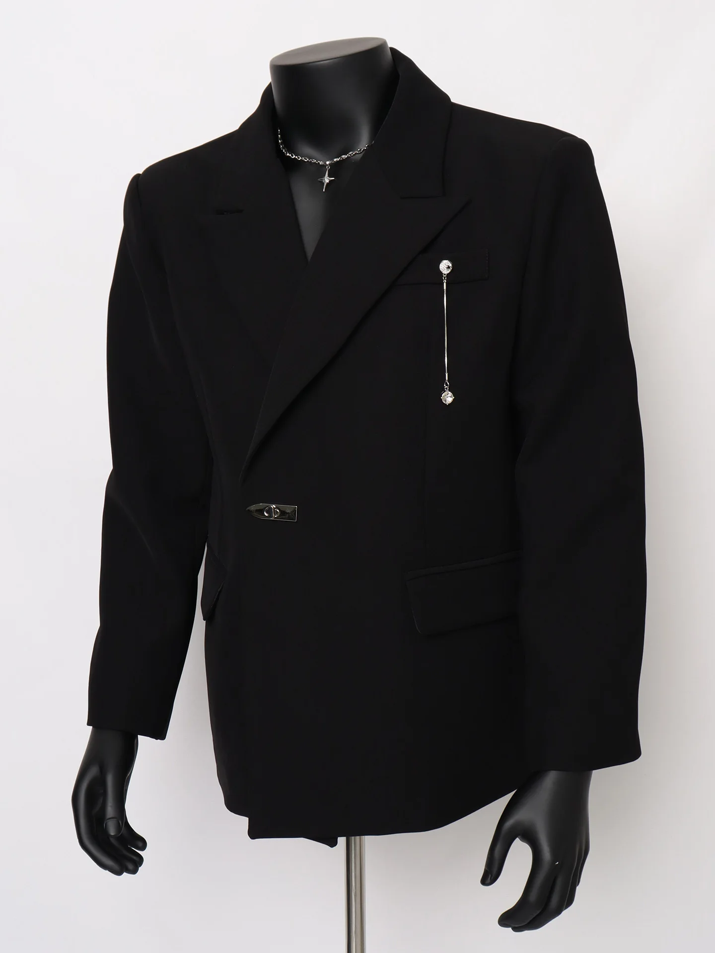 Мужской повседневный пиджак Starlit: модный, свободный крой, с деконструированными плечевыми накладками, узкими лацканами, длинными рукавами и металлическим декором
Мужской повседневный пиджак Starlit: модный, свободный крой, с деконструированными плечевыми накладками, узкими лацканами, длинными рукавами и металлическим декором