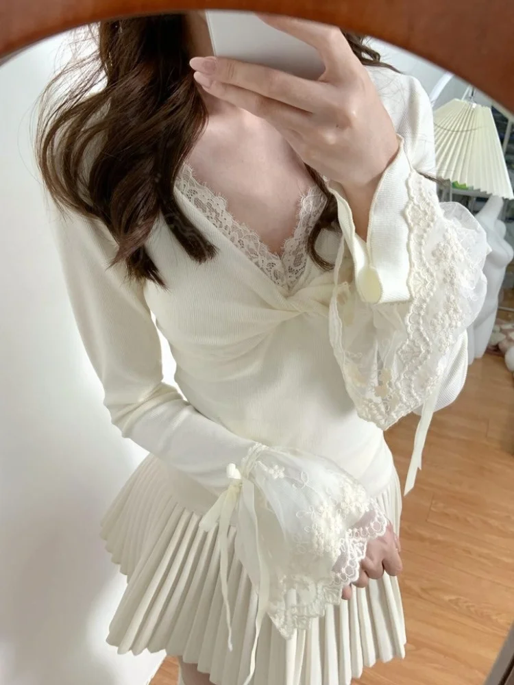 Elegant Lace Trim Splice V-Neck Long Sleeve T-Shirt Women's Fashion Inner Wear Short Top High-End Feeling Korean Style Knitted
Elegant Lace Trim Splice V-Neck Long Sleeve T-Shirt Women's Fashion Inner Wear Short Top High-End Feeling Korean Style Knitted