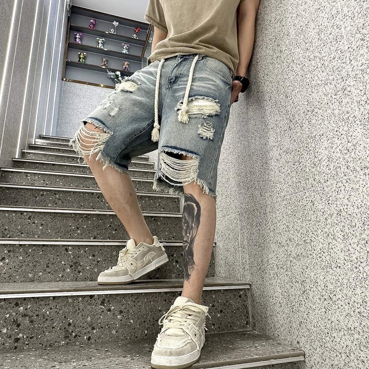 Men's Ripped Denim Shorts High Waist Distressed Jean Shorts Baggy Loose Fit Knee Length Streetwear Vintage Blue Shorts with Rope
Men's Ripped Denim Shorts High Waist Distressed Jean Shorts Baggy Loose Fit Knee Length Streetwear Vintage Blue Shorts with Rope