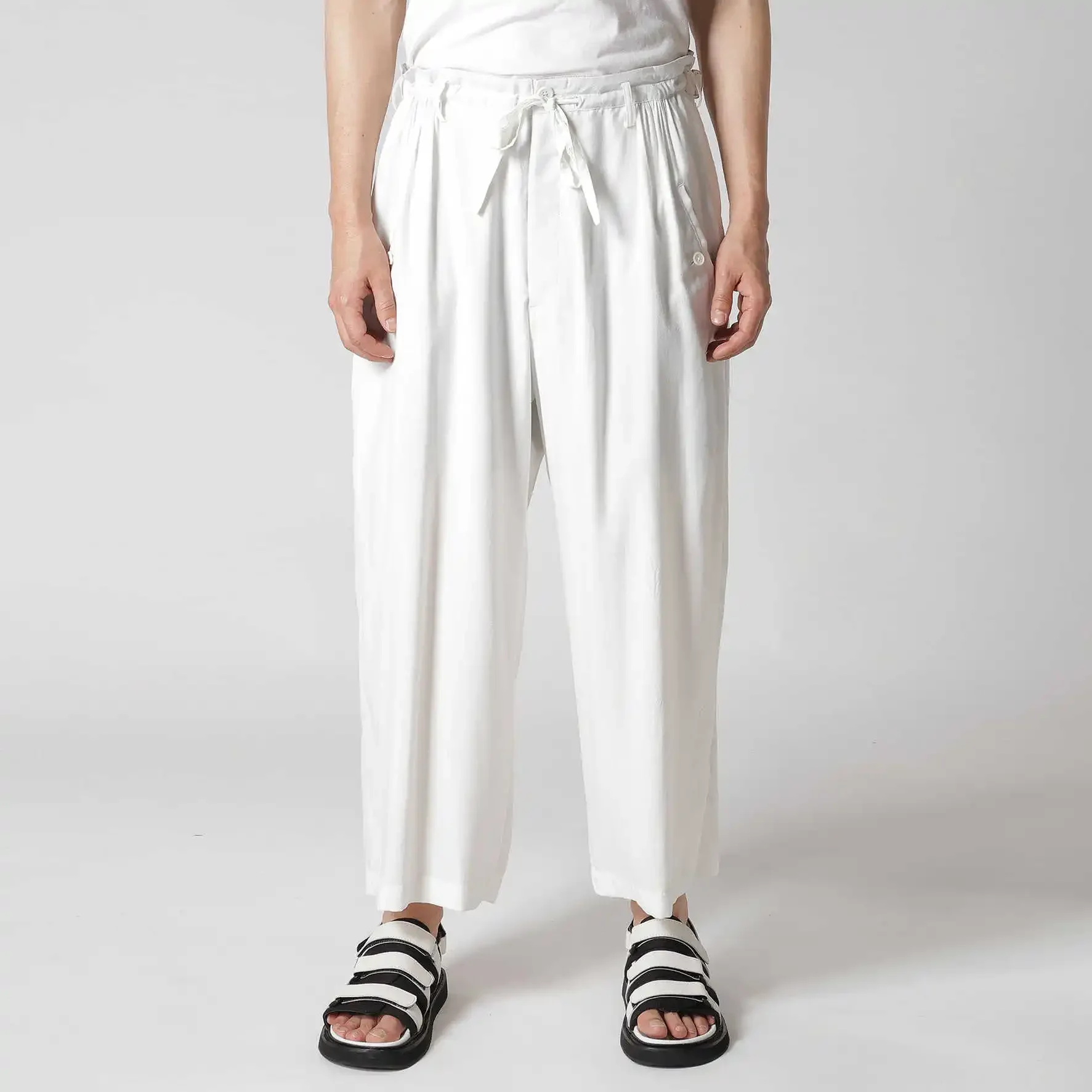 YOJI OOAK Широкие брюки из смешанного шелка из синтетического шелка японского дизайна с завязкой на талии и легкими повседневными брюками белого цвета
YOJI OOAK Широкие брюки из смешанного шелка из синтетического шелка японского дизайна с завязкой на талии и легкими повседневными брюками белого цвета