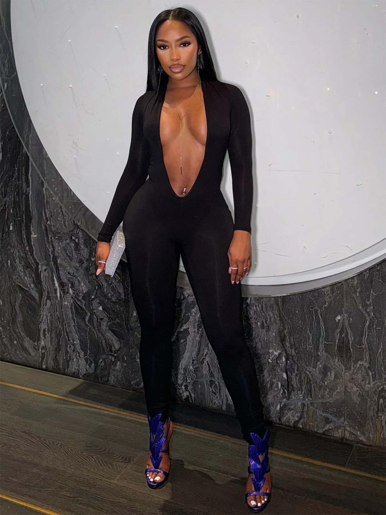 Women's fashionable and sexy deep V-neck long-sleeved pure-color tight one-piece jumpsuit with back exposure
Women's fashionable and sexy deep V-neck long-sleeved pure-color tight one-piece jumpsuit with back exposure