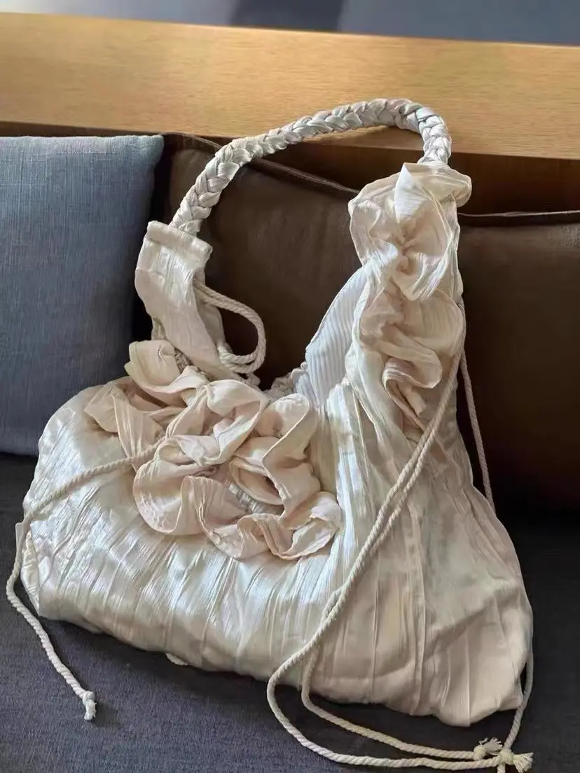 Oil Painting Bag Hand-made Bags Women One-shoulder Large-capacity Fairy Messenger Bag Portable Retro Pleated Bag
Oil Painting Bag Hand-made Bags Women One-shoulder Large-capacity Fairy Messenger Bag Portable Retro Pleated Bag