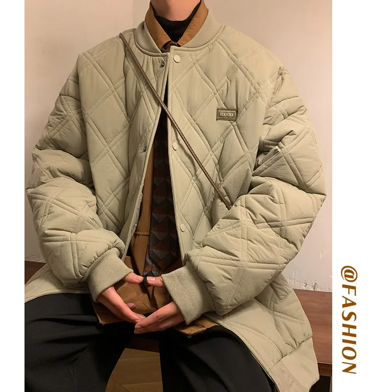 Американская ретро-куртка с ромбовидным узором из хлопка для мужчин, зимняя, для пар, рабочая одежда, верхняя одежда, модная свободная бейсбольная куртка Haome
Американская ретро-куртка с ромбовидным узором из хлопка для мужчин, зимняя, для пар, рабочая одежда, верхняя одежда, модная свободная бейсбольная куртка Haome