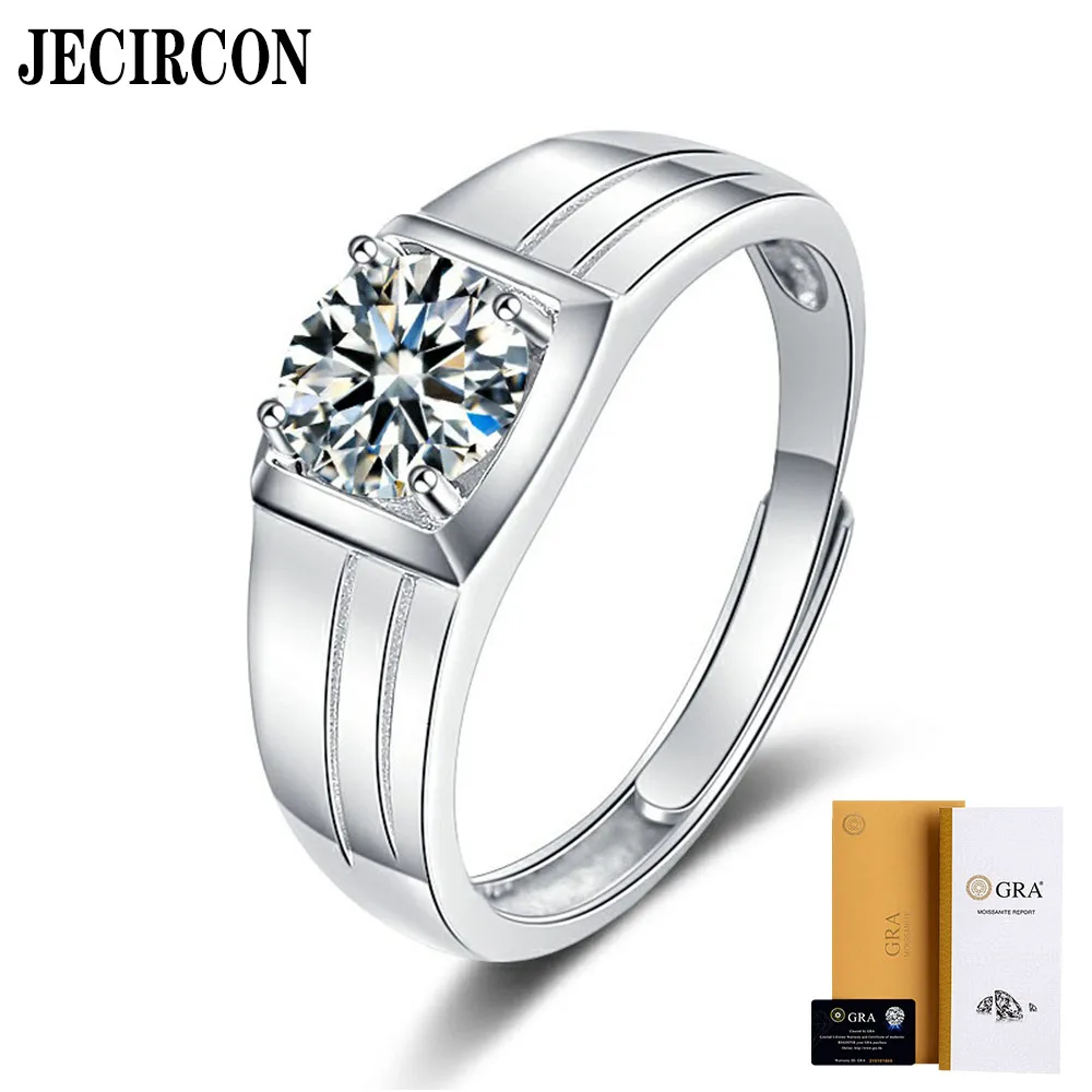 JECIRCON New Moissanite Ring for Men 4-claw D Color 1 Carat Shiny Diamond Jewelry 925 Sterling Silver Luxury Wedding Band Gift
JECIRCON New Moissanite Ring for Men 4-claw D Color 1 Carat Shiny Diamond Jewelry 925 Sterling Silver Luxury Wedding Band Gift