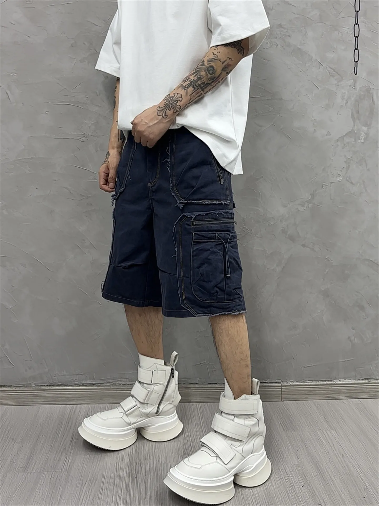 Spring and Summer Design Sense Washed Vertical Cut Frayed Stitching Workwear Fifth Pants Personality Trend Denim Shorts Bermuda
Spring and Summer Design Sense Washed Vertical Cut Frayed Stitching Workwear Fifth Pants Personality Trend Denim Shorts Bermuda
