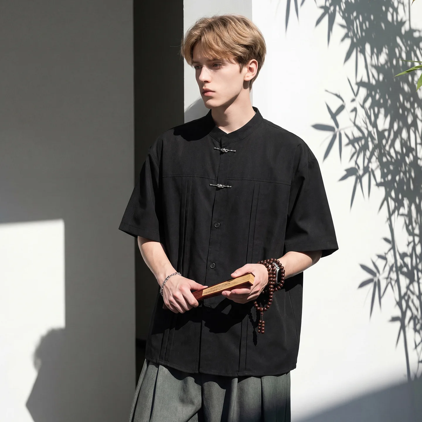Chinese Style Short-sleeved Shirt Men's 2026 Summer New Three-dimensional Pleated Metal Buckle Stand-up Shirt
Chinese Style Short-sleeved Shirt Men's 2026 Summer New Three-dimensional Pleated Metal Buckle Stand-up Shirt
