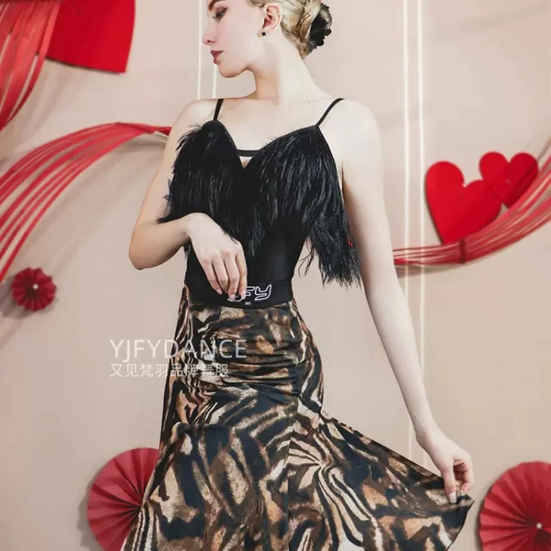 2023 Female Feather Bodysuit Leopard Skirt Suit Sexy Backless Stage Performance Costumes Cha Cha Samba Rumba Slip Dress
2023 Female Feather Bodysuit Leopard Skirt Suit Sexy Backless Stage Performance Costumes Cha Cha Samba Rumba Slip Dress