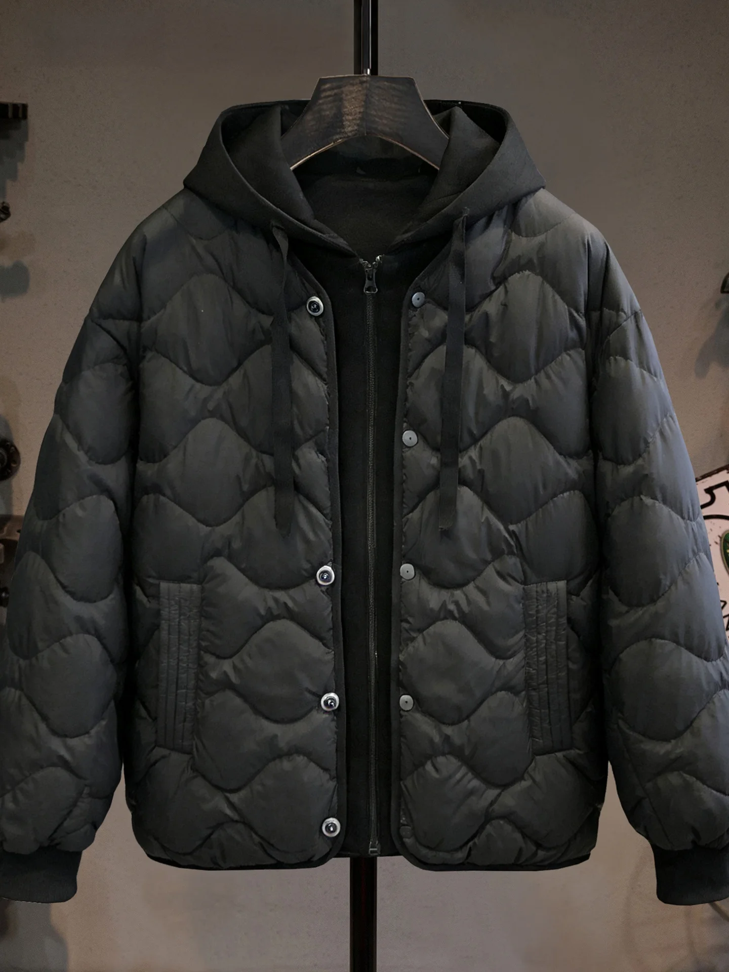 Легкая мужская пуховая куртка с отстегивающимся капюшоном, свободного кроя, для повседневной носки, активного отдыха и городского досуга. Новинка.
Легкая мужская пуховая куртка с отстегивающимся капюшоном, свободного кроя, для повседневной носки, активного отдыха и городского досуга. Новинка.