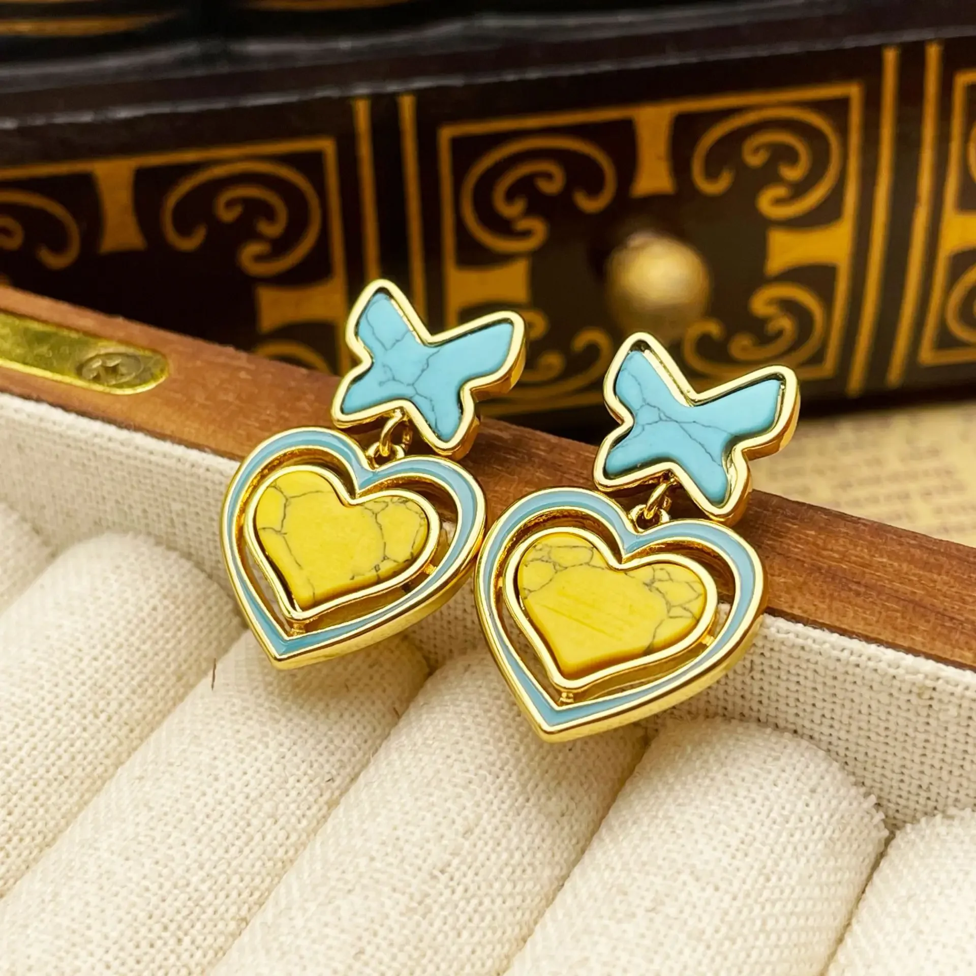 European and American retro turquoise butterfly love high-end stud earrings woman
European and American retro turquoise butterfly love high-end stud earrings woman