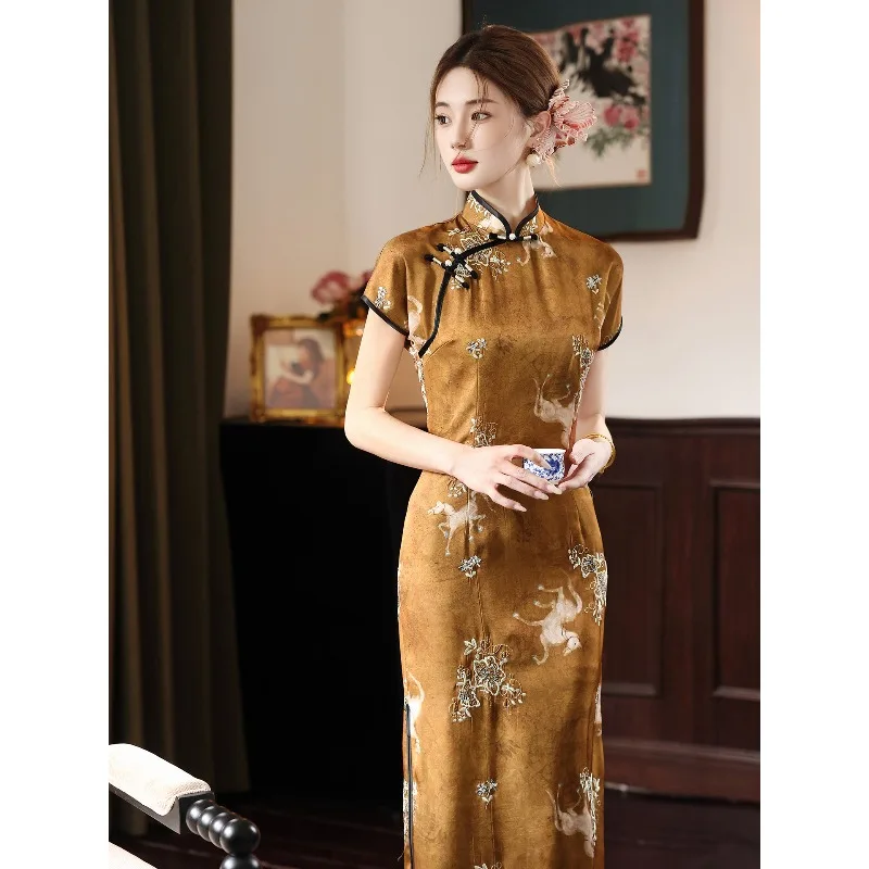New Chinese long spring and summer short-sleeved embroidered cheongsam women can wear daily temperament slim and thin classical
New Chinese long spring and summer short-sleeved embroidered cheongsam women can wear daily temperament slim and thin classical