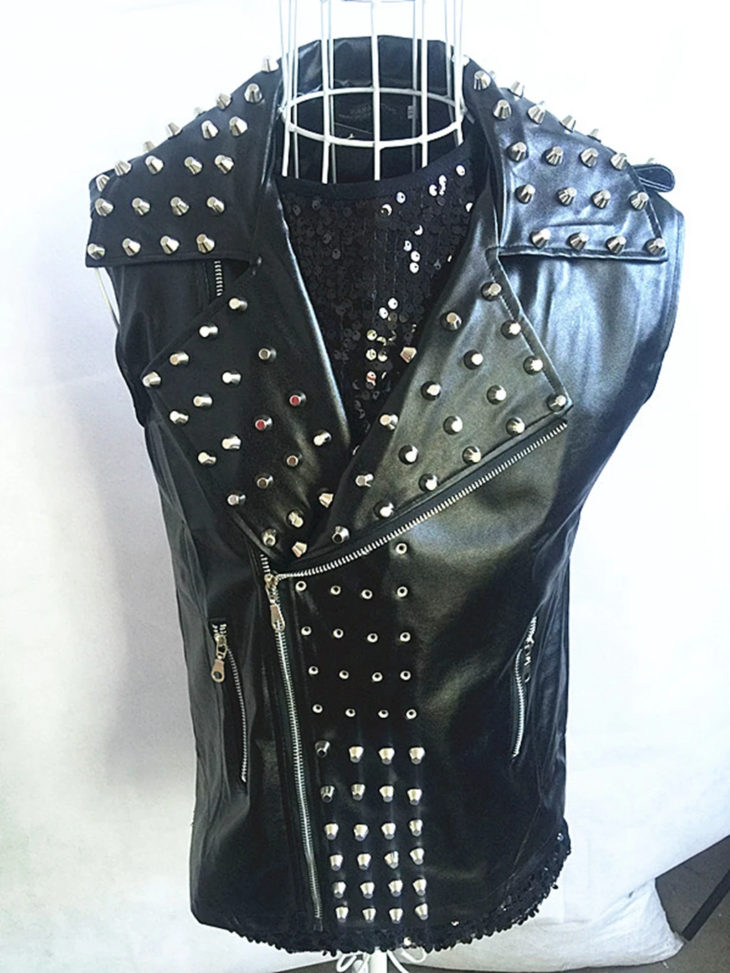 Nightclub Stage Male Singer Performance Attire Leather Rivet Vest European And American Rock Trend Sequin Performance Attire
Nightclub Stage Male Singer Performance Attire Leather Rivet Vest European And American Rock Trend Sequin Performance Attire