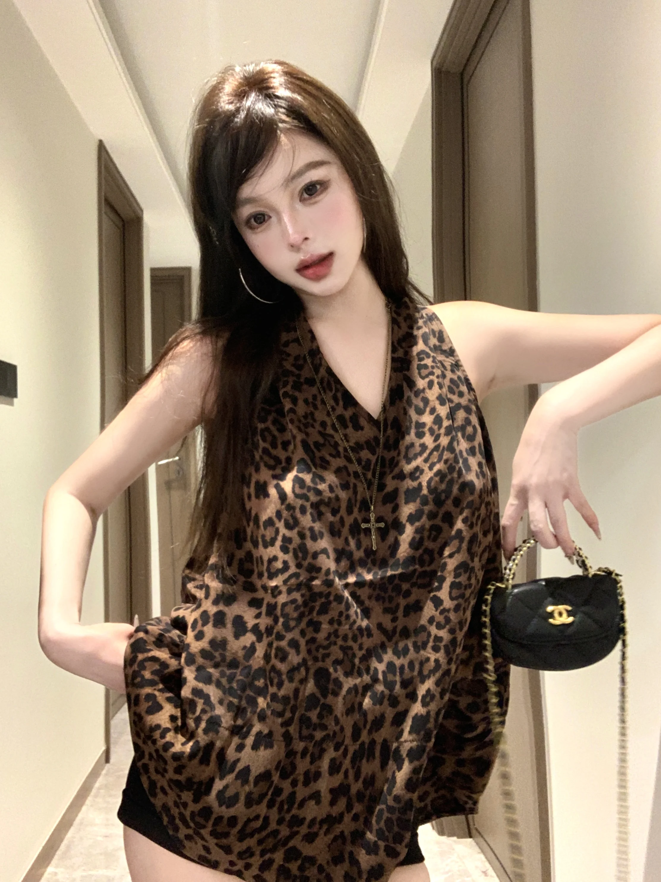 Retro American Leopard Print V-Neck Hanging Neck Top Women's Summer Elegant Loose Sleeveless Vest Outerwear Commute Style
Retro American Leopard Print V-Neck Hanging Neck Top Women's Summer Elegant Loose Sleeveless Vest Outerwear Commute Style