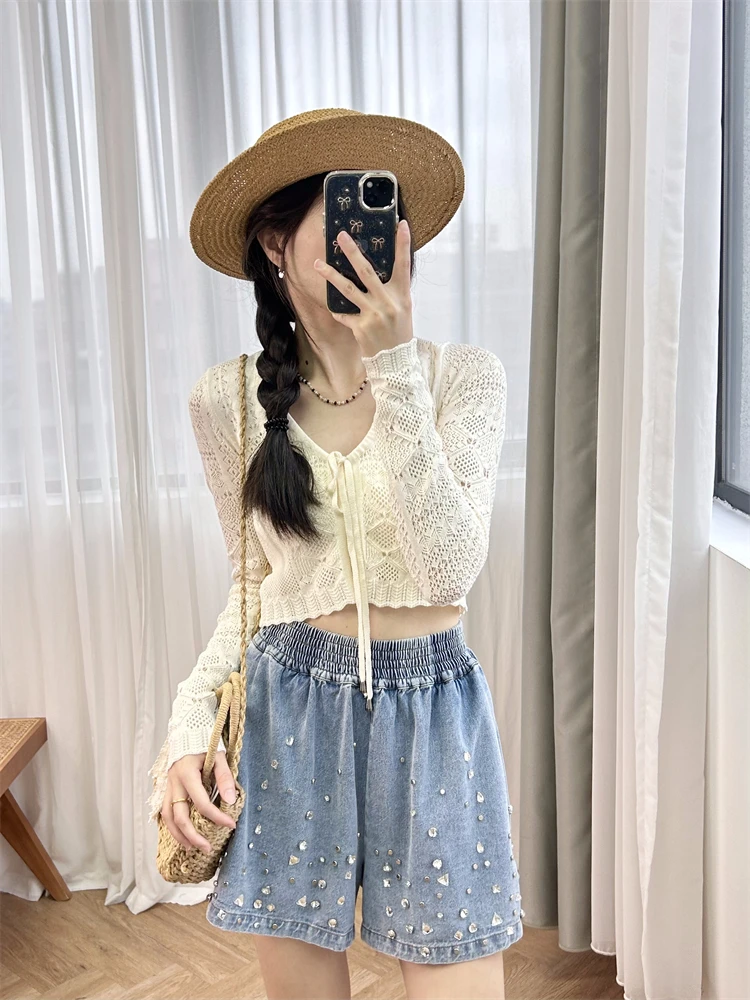 Sweater y2k Short hollow knit sweater in beige French style with a lace up front and a beach casual style, new for summer 2024
Sweater y2k Short hollow knit sweater in beige French style with a lace up front and a beach casual style, new for summer 2024