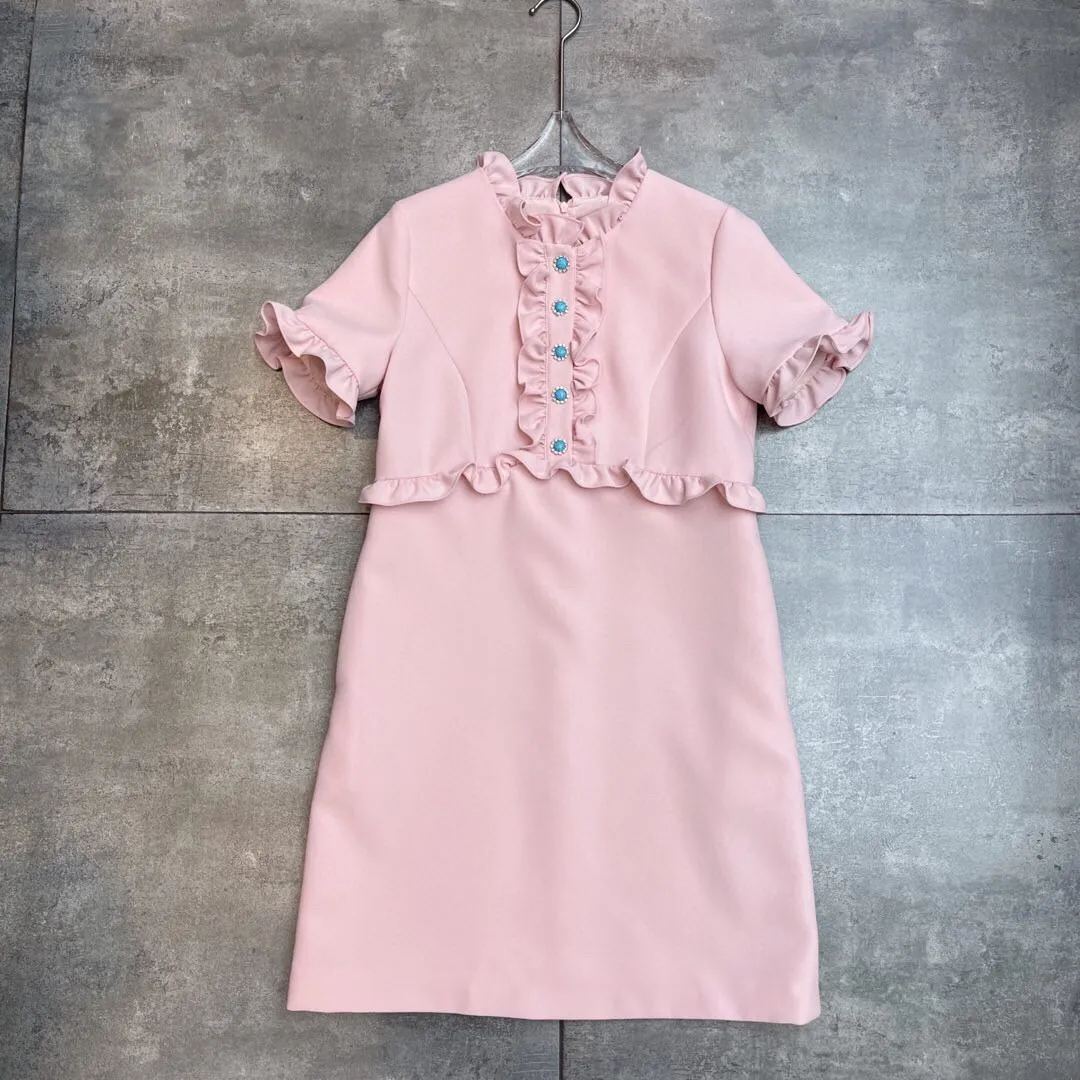 Новое платье с контрастной кружевной планкой и черным воротником-стойкой с грибком и короткими рукавами.
Новое платье с контрастной кружевной планкой и черным воротником-стойкой с грибком и короткими рукавами.