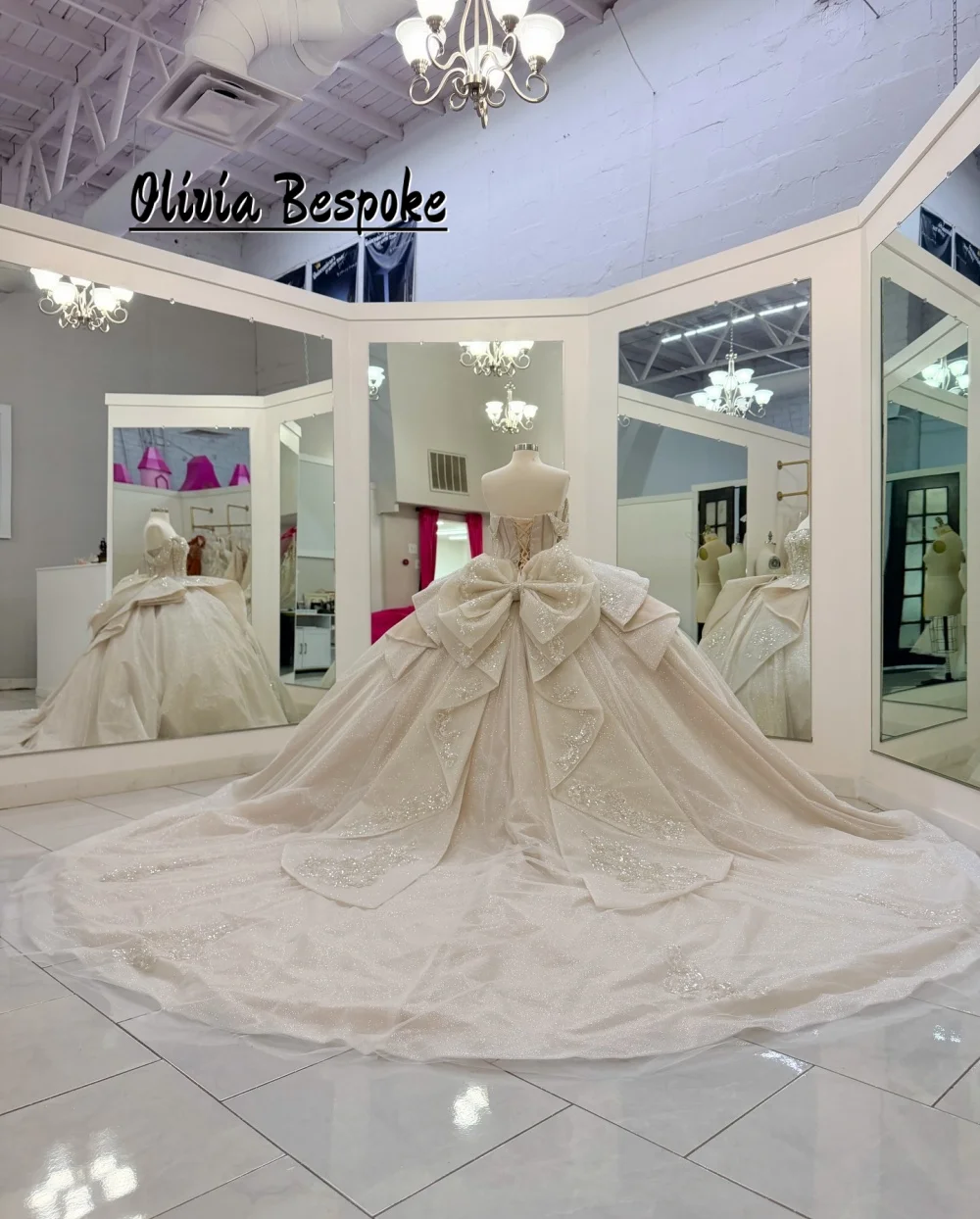 Champagne Quinceanera Dresses For 15 Years Old Girls Off The Shoulder Lace Applique Ball Gown With Bow Birthday Party Customized
Champagne Quinceanera Dresses For 15 Years Old Girls Off The Shoulder Lace Applique Ball Gown With Bow Birthday Party Customized