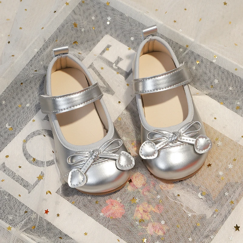 Детская обувь из искусственной кожи для маленьких девочек, весна-осень 2026, модные детские лоферы принцессы на мягкой подошве с открытым носком для малышей на плоской подошве
Детская обувь из искусственной кожи для маленьких девочек, весна-осень 2026, модные детские лоферы принцессы на мягкой подошве с открытым носком для малышей на плоской подошве