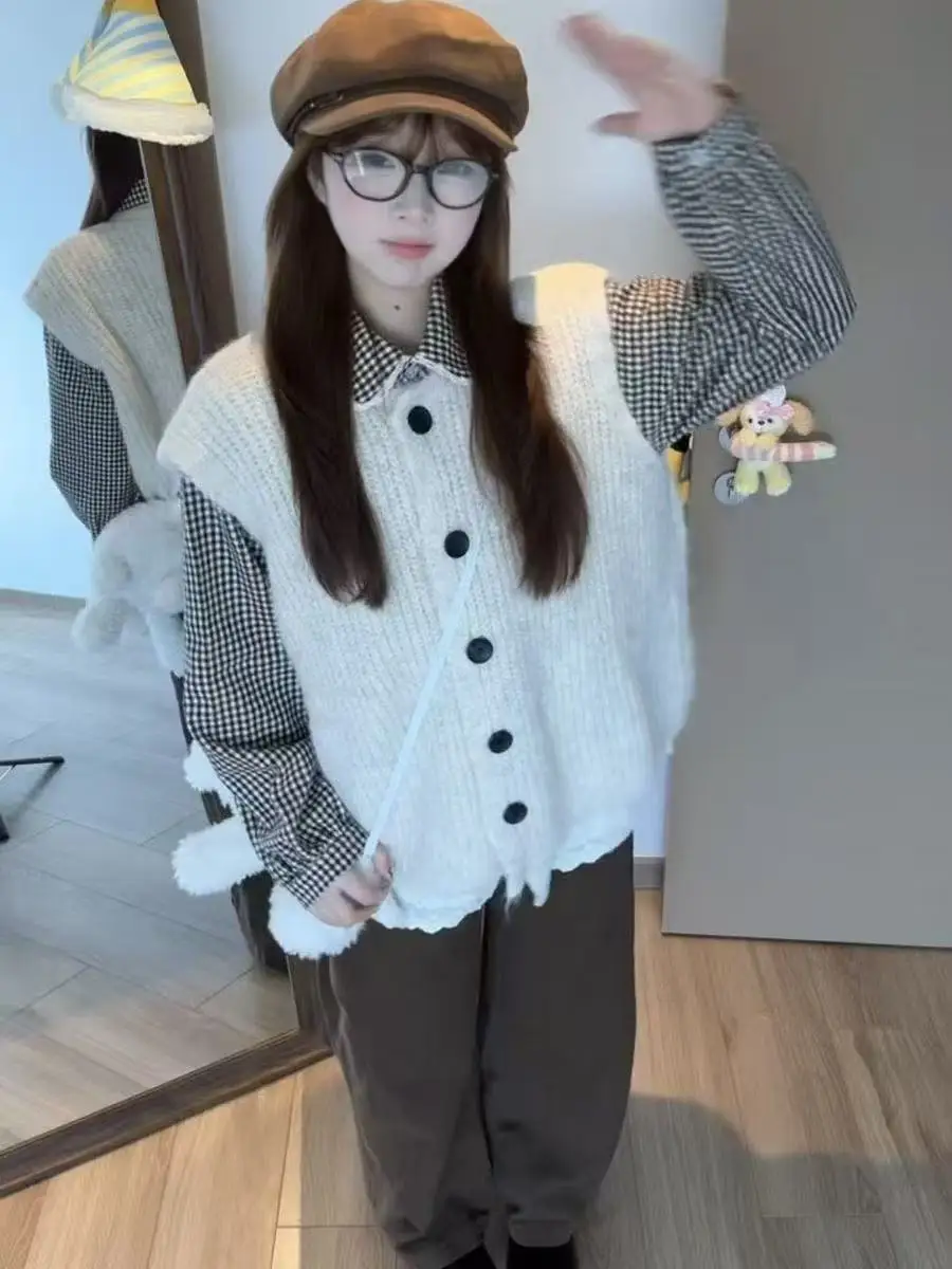 Ретро-корейский мягкий вязаный кардиган-жилет для женщин, комплект из двух предметов с цветочным кружевом и клетчатым узором, повседневная осенняя одежда
Ретро-корейский мягкий вязаный кардиган-жилет для женщин, комплект из двух предметов с цветочным кружевом и клетчатым узором, повседневная осенняя одежда