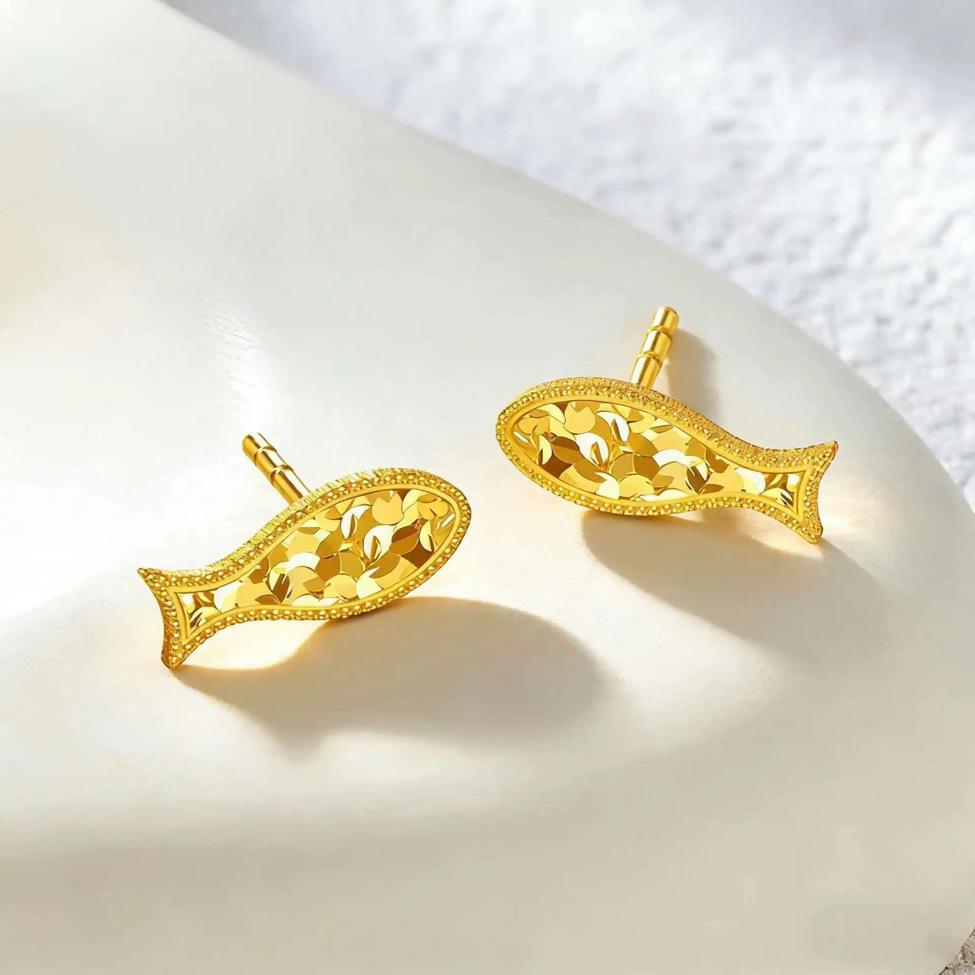 Серьги-гвоздики из золота 24K (AU999) с узором «Ледяной Кракелюр» для женщин, на удачу и благополучие на год.
Серьги-гвоздики из золота 24K (AU999) с узором «Ледяной Кракелюр» для женщин, на удачу и благополучие на год.